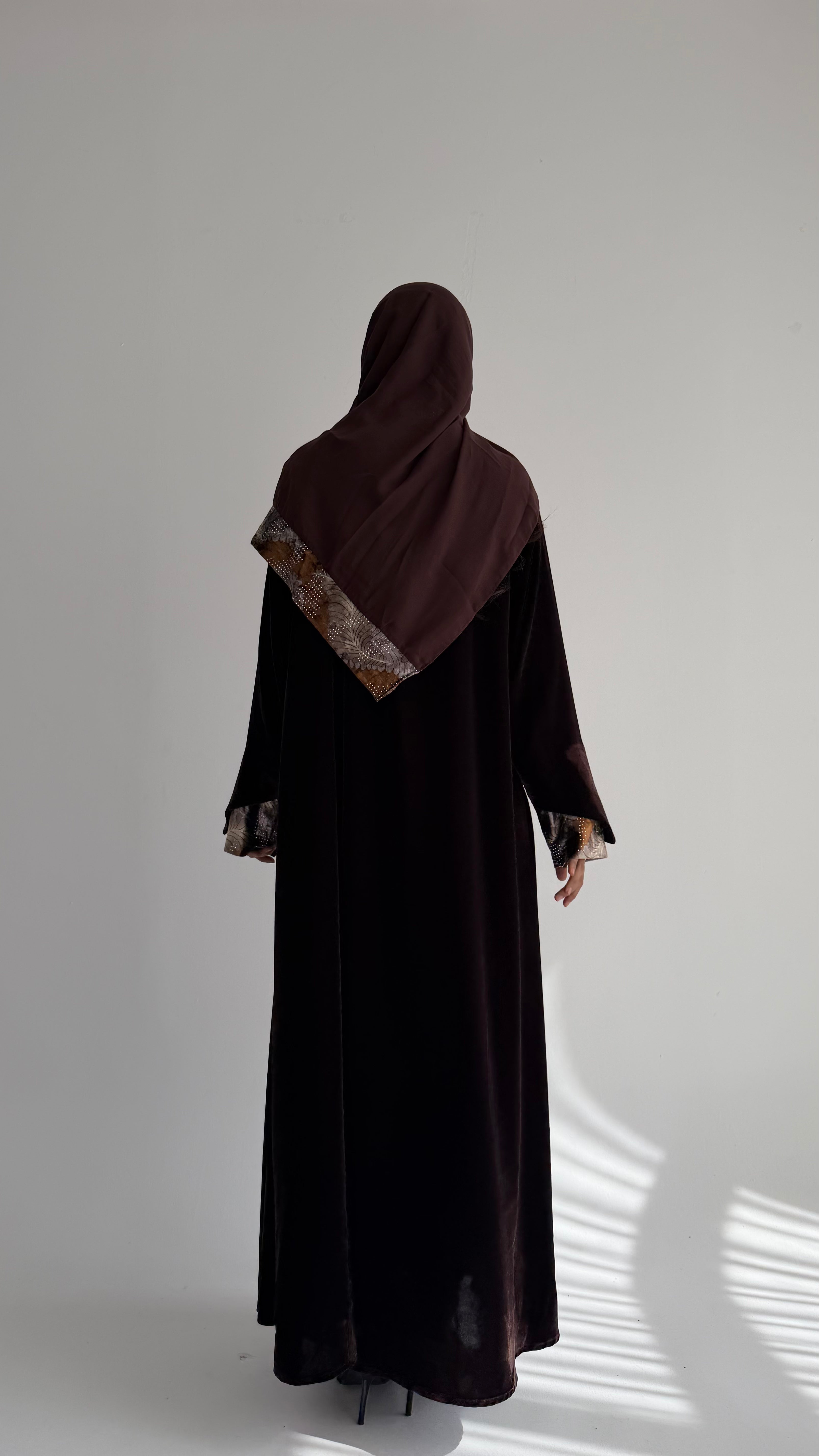 MWT822 - عباية مخمل مع تدخيلة من الامام والاكمام - Aya