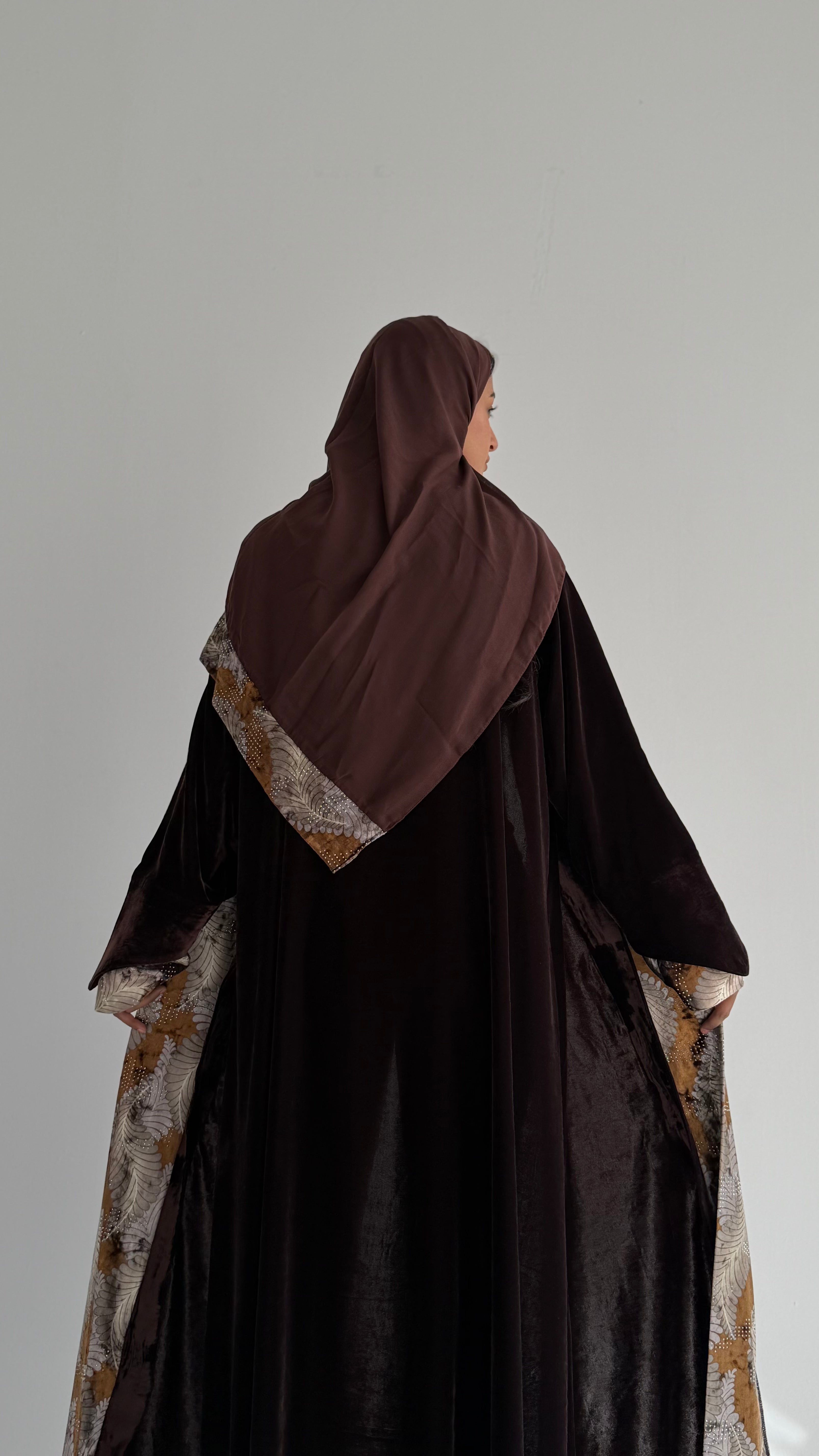 MWT822 - عباية مخمل مع تدخيلة من الامام والاكمام - Aya