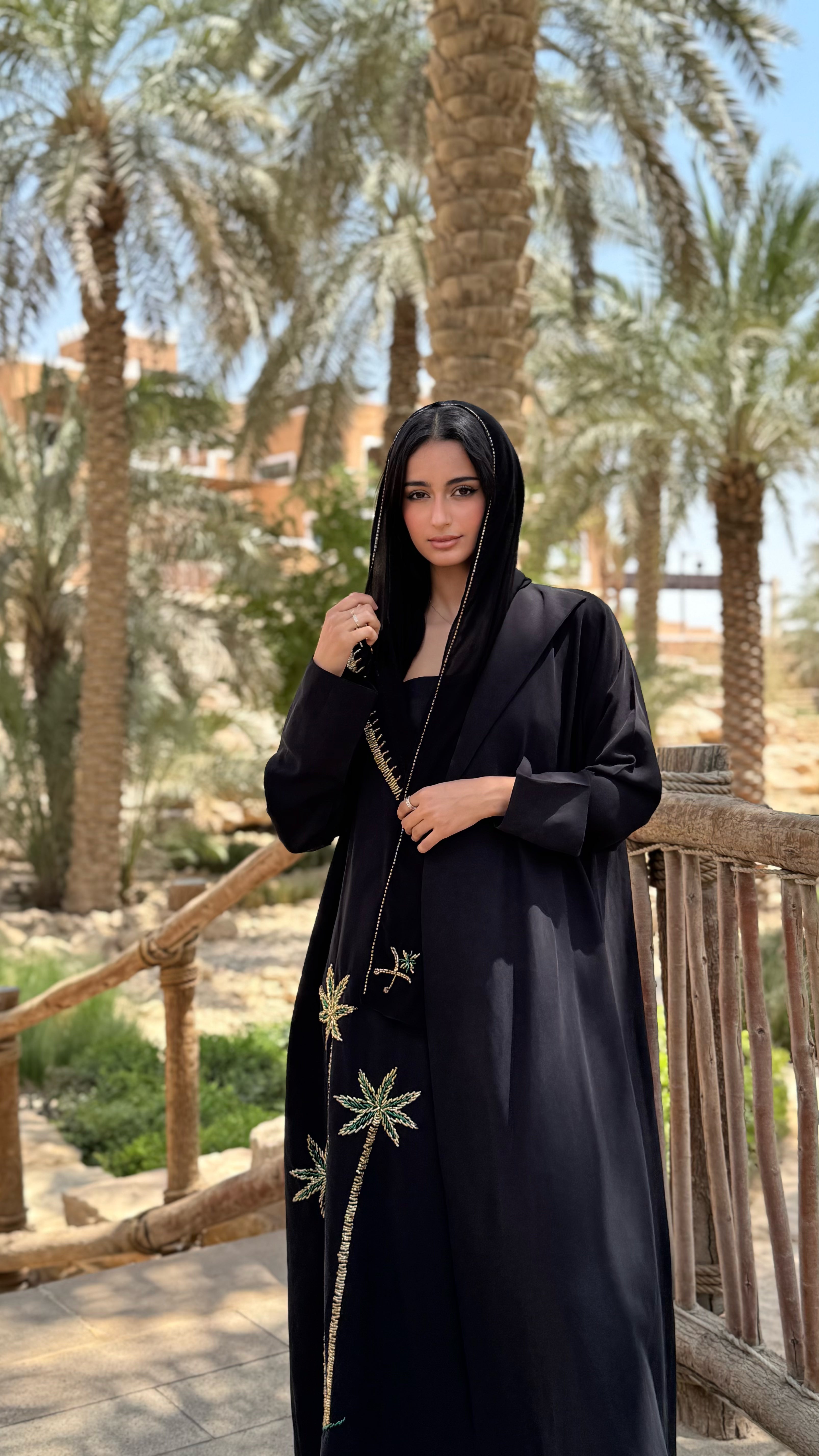 MWT435 - عباية اليوم الوطني سودا بتطريز ذهبي