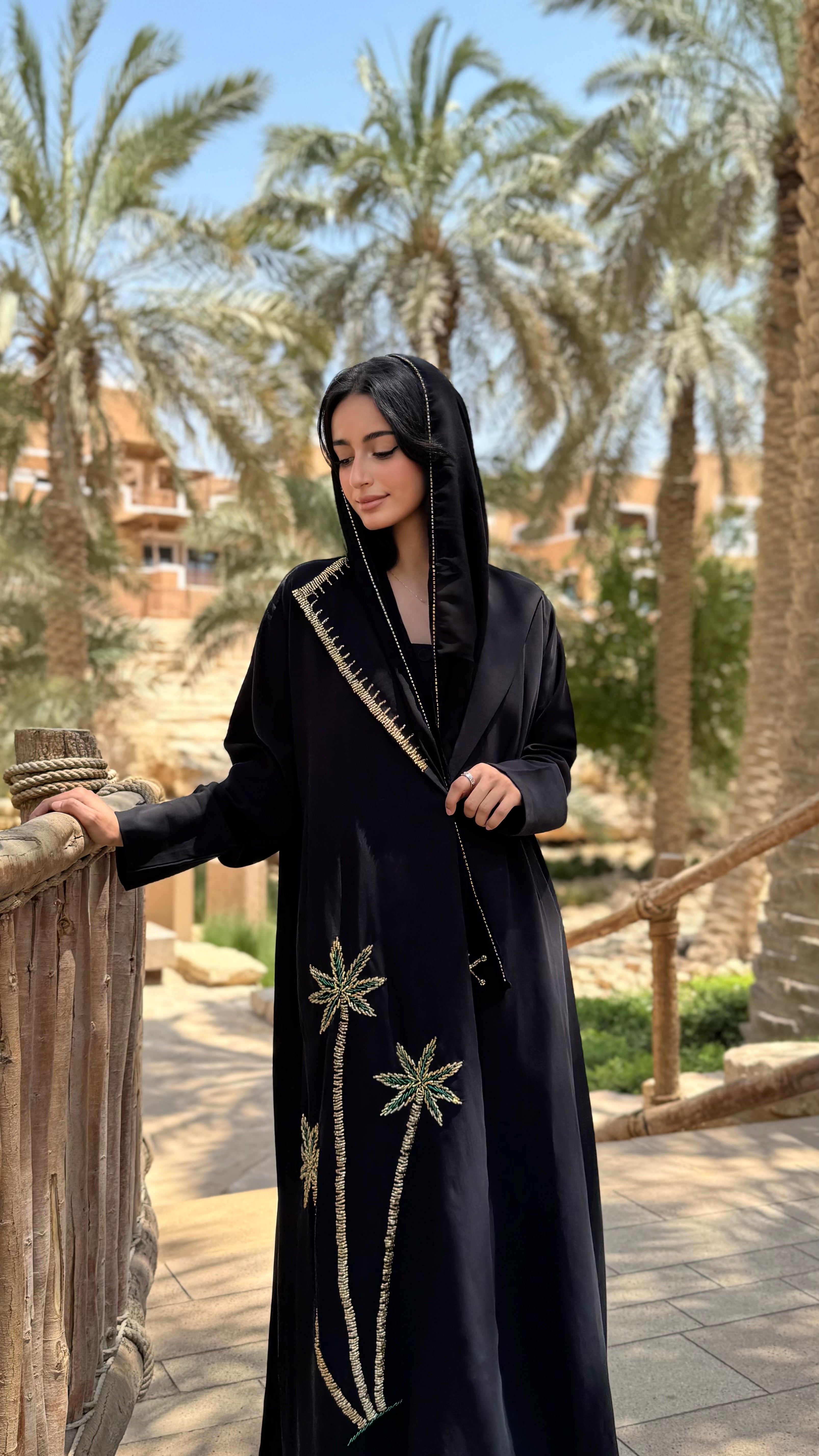 MWT435 - عباية اليوم الوطني سودا بتطريز ذهبي