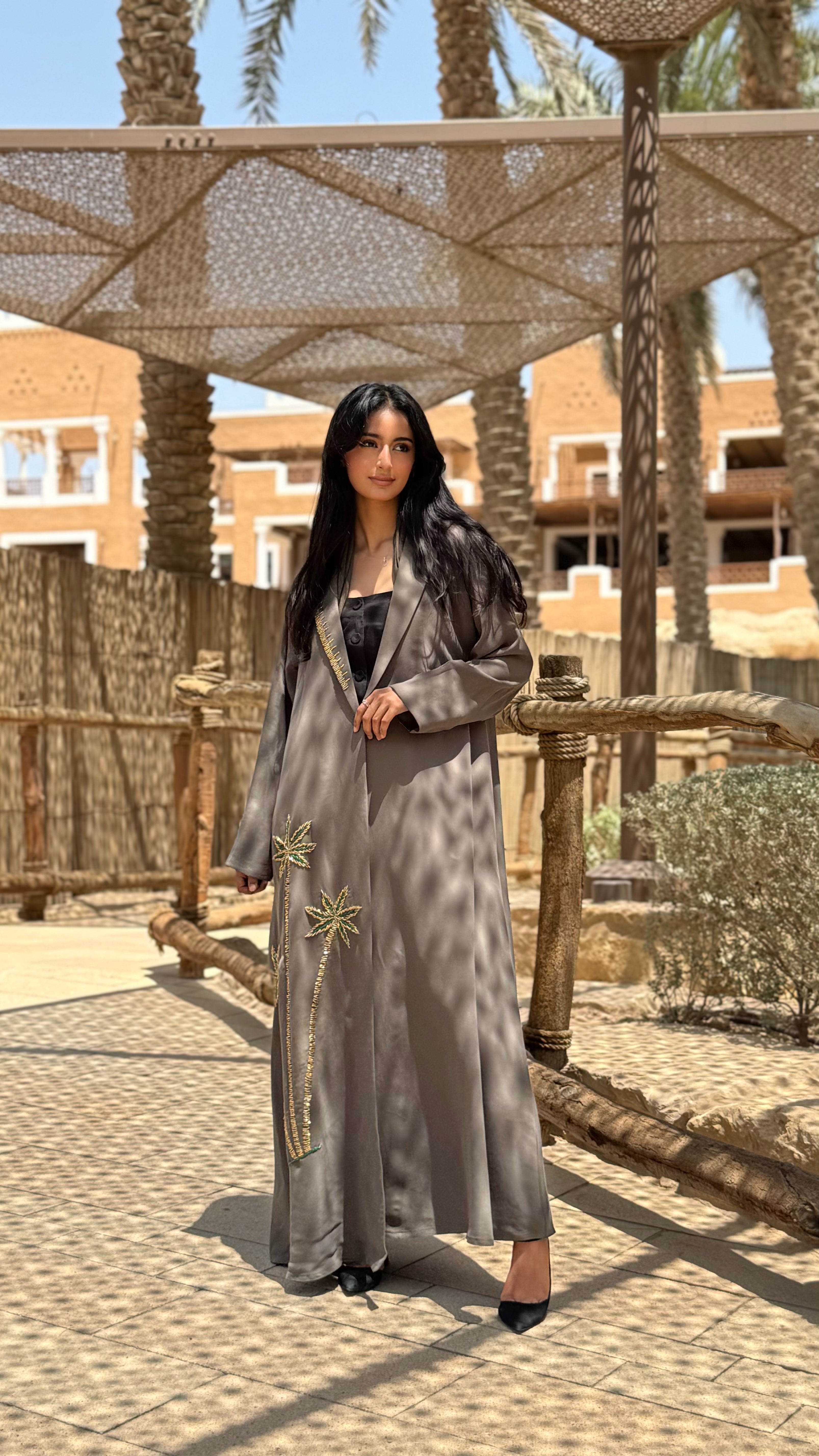 MWT434 - عباية اليوم الوطني زيتيه بتطريز ذهبي