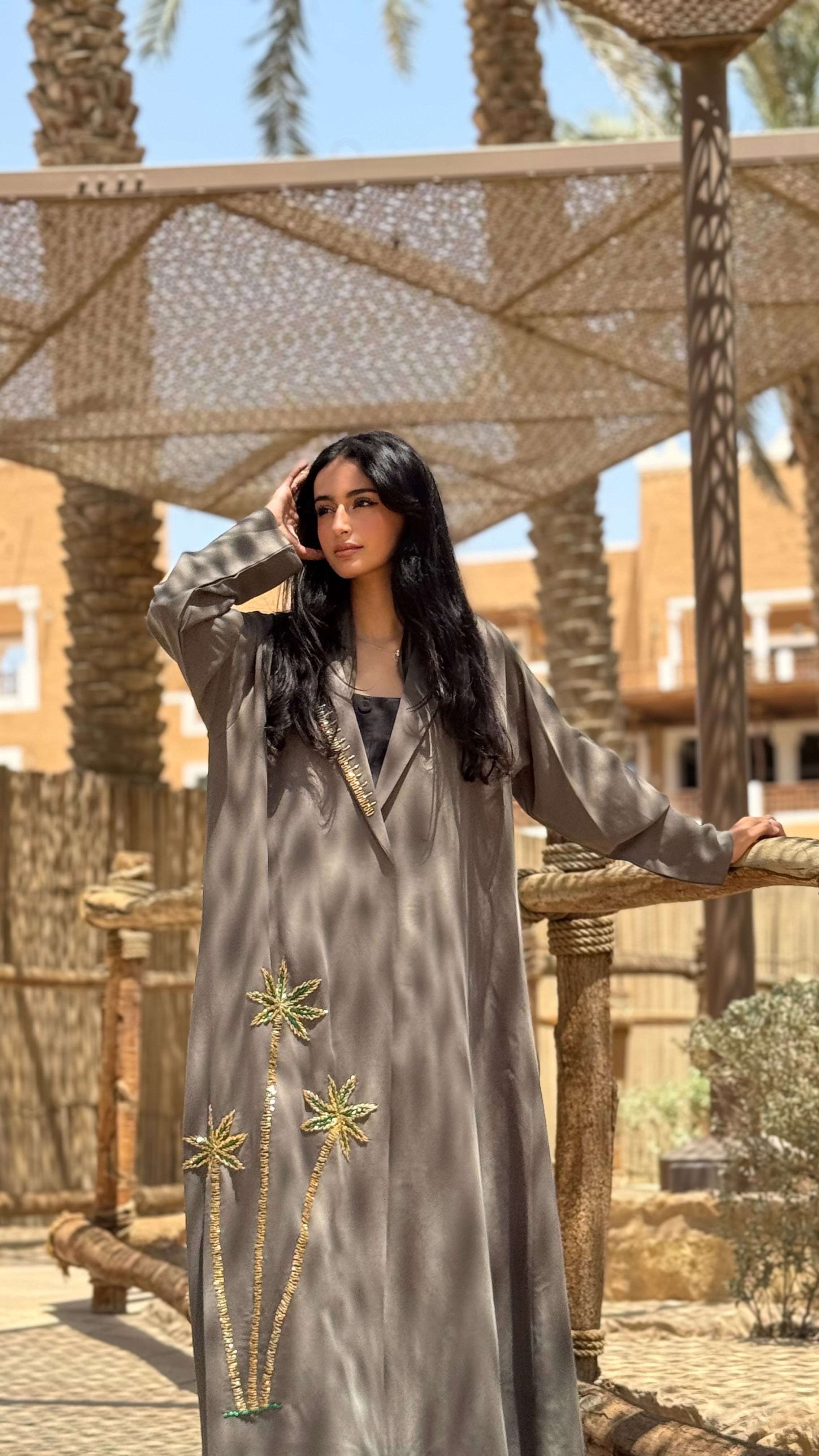 MWT434 - عباية اليوم الوطني زيتيه بتطريز ذهبي