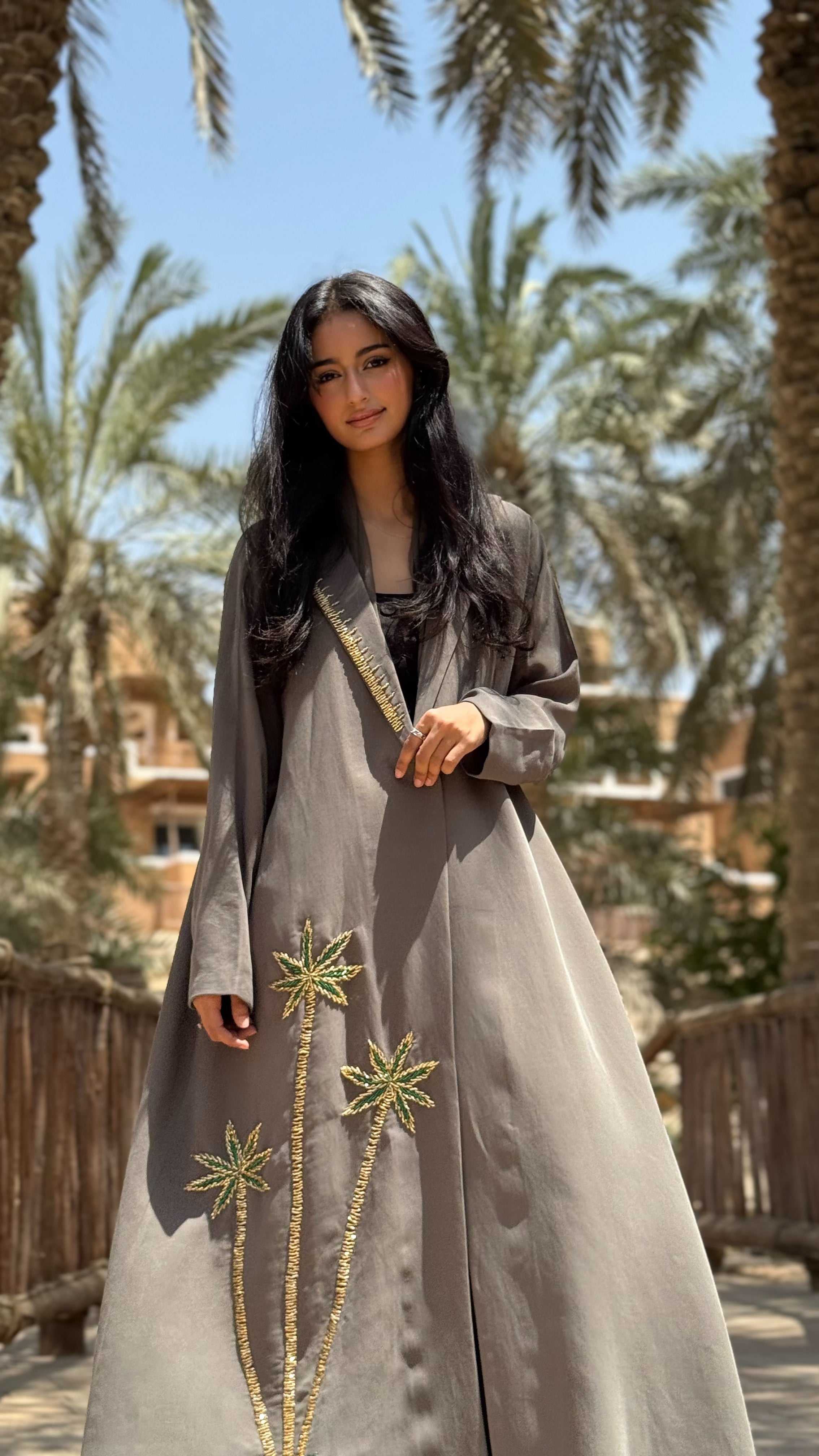 MWT434 - عباية اليوم الوطني زيتيه بتطريز ذهبي