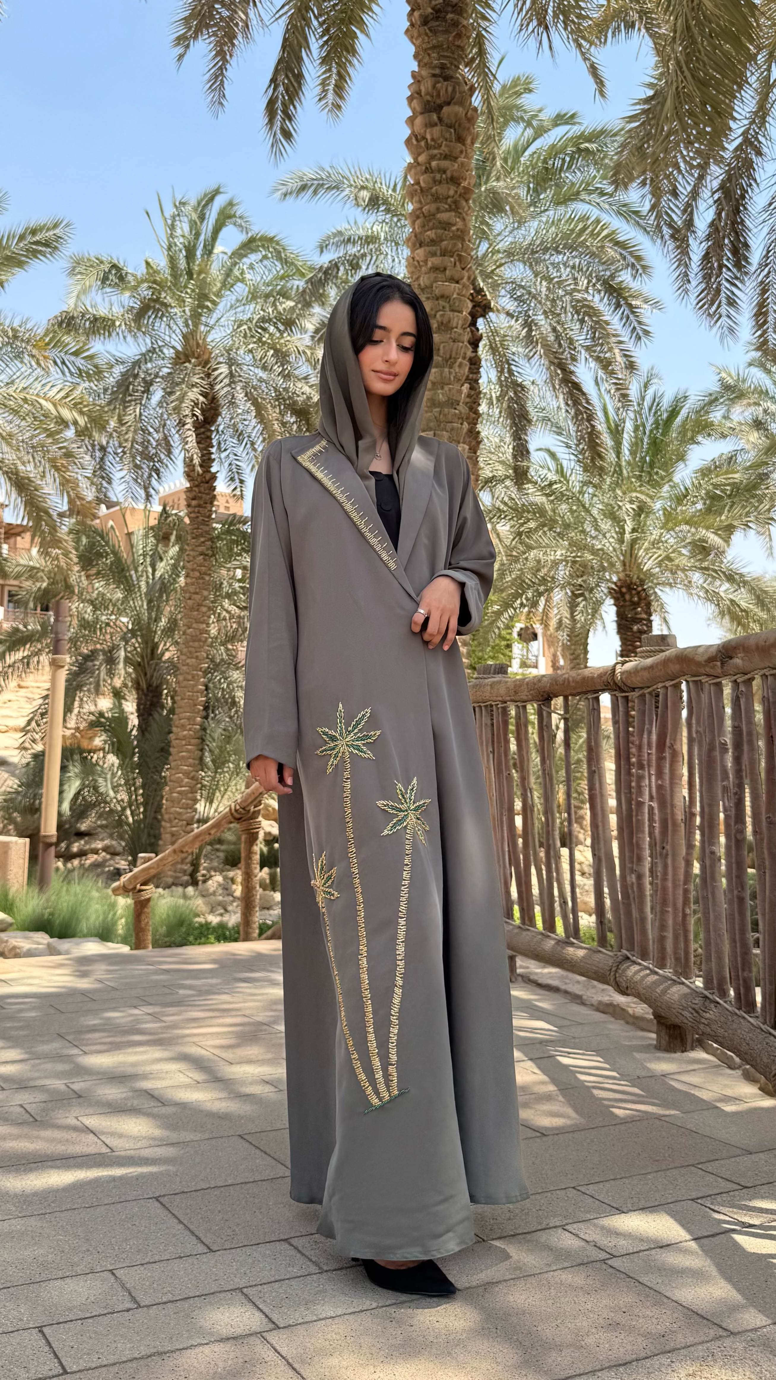 MWT434 - عباية اليوم الوطني زيتيه بتطريز ذهبي