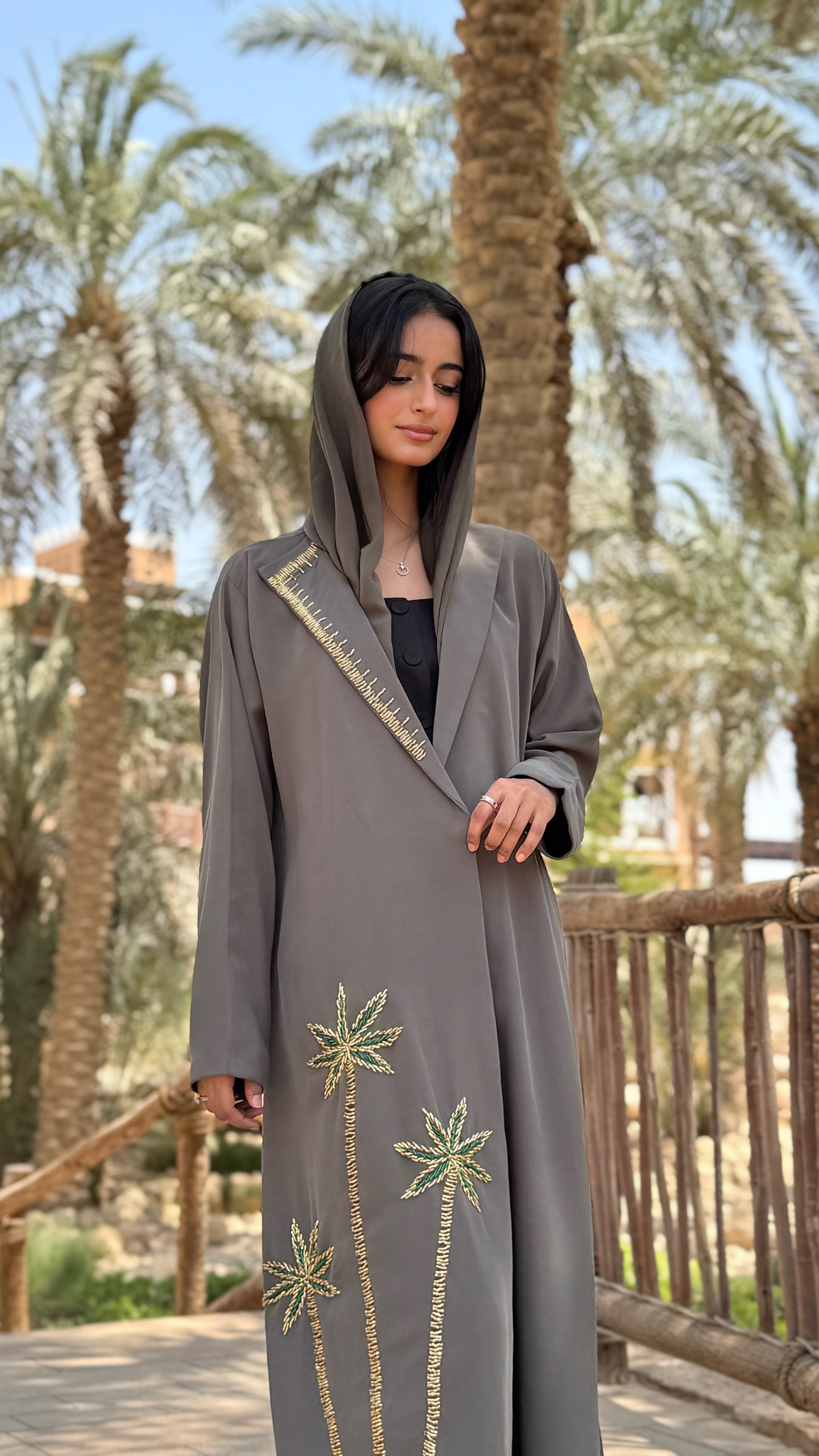 MWT434 - عباية اليوم الوطني زيتيه بتطريز ذهبي