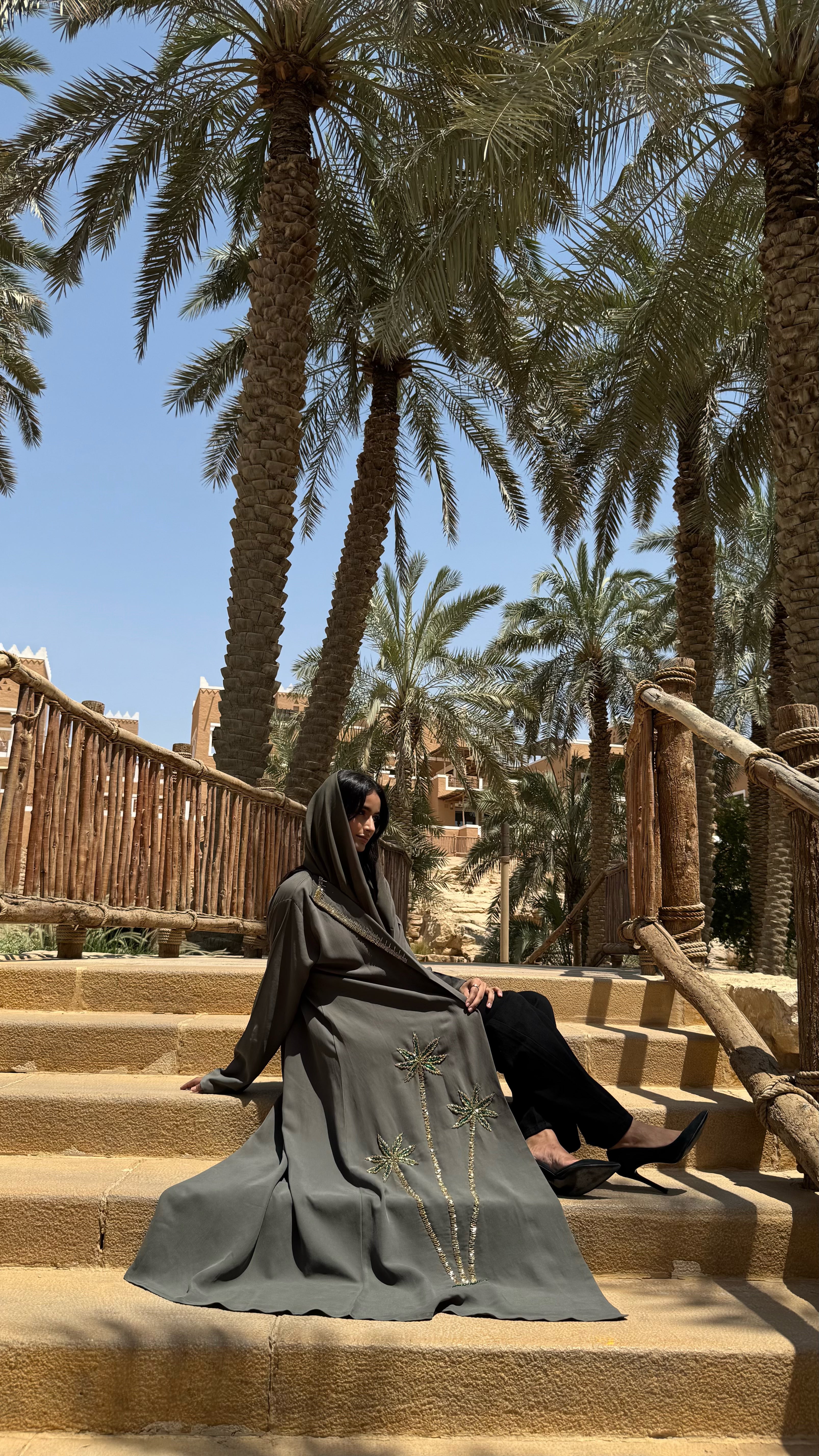 MWT434 - عباية اليوم الوطني زيتيه بتطريز ذهبي
