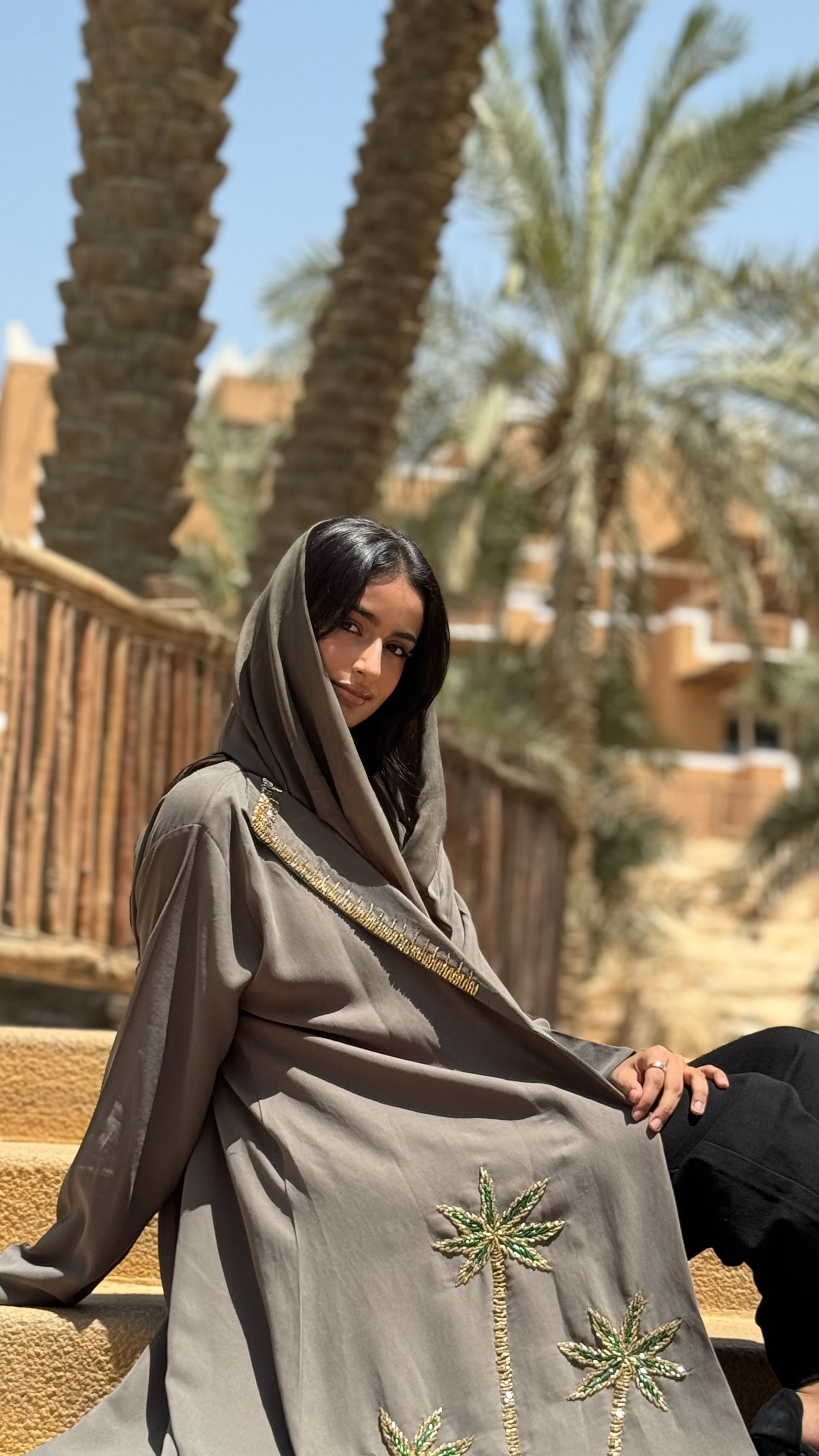 MWT434 - عباية اليوم الوطني زيتيه بتطريز ذهبي