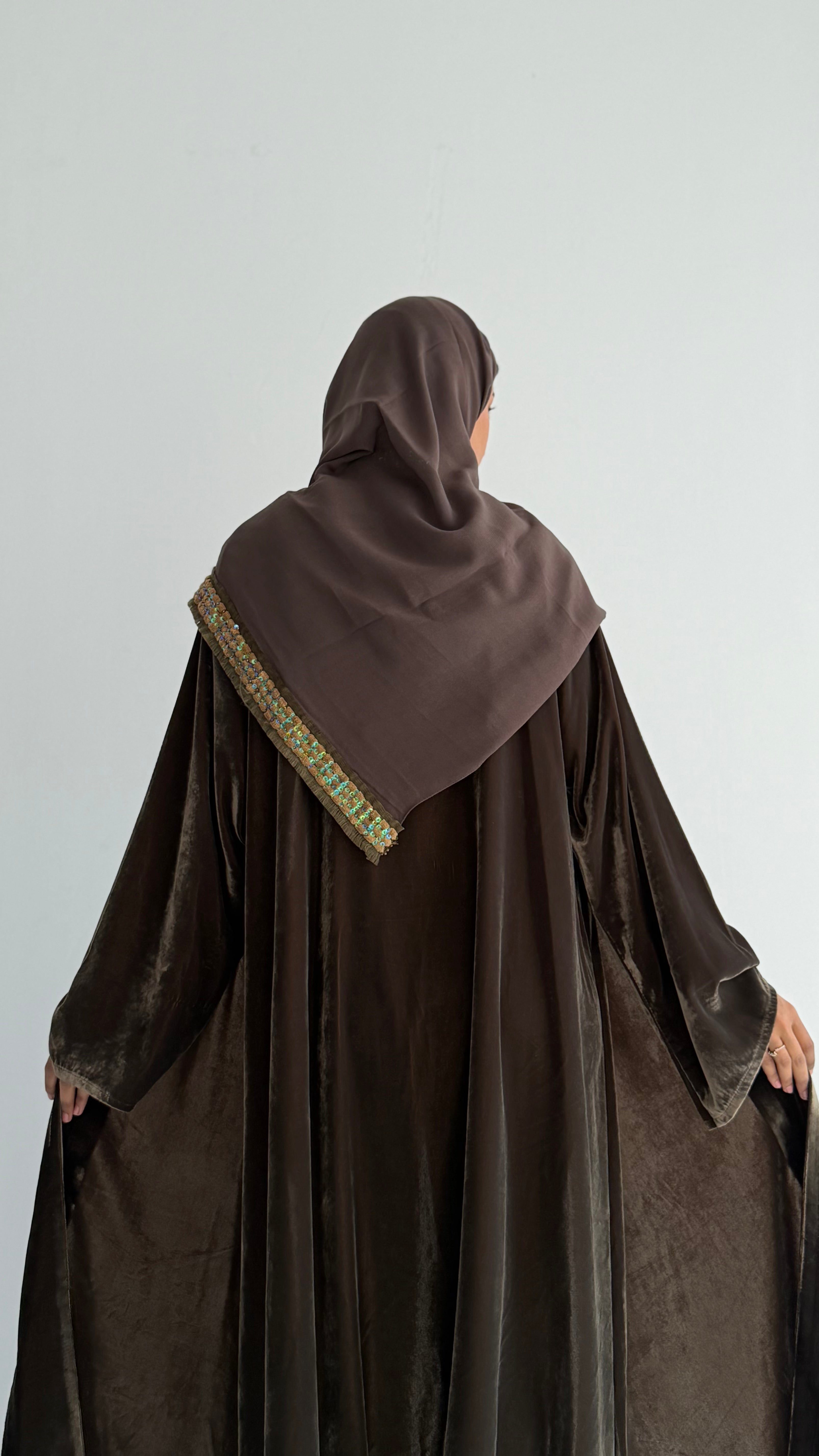 MWT825 - عباية مخمل مع تدخيلة كلفة بالامام - Aya