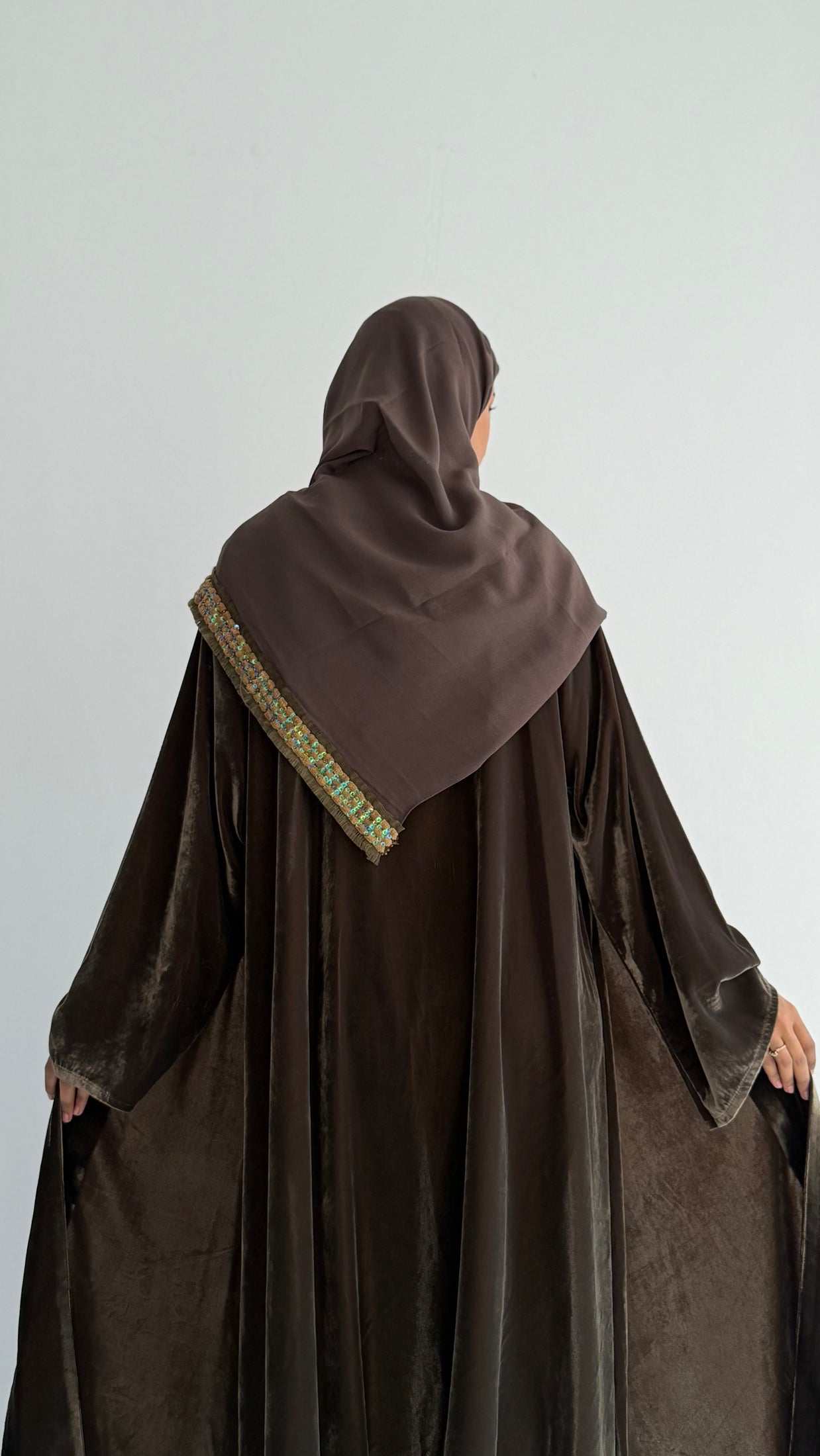 MWT825 - عباية مخمل مع تدخيلة كلفة بالامام - Aya