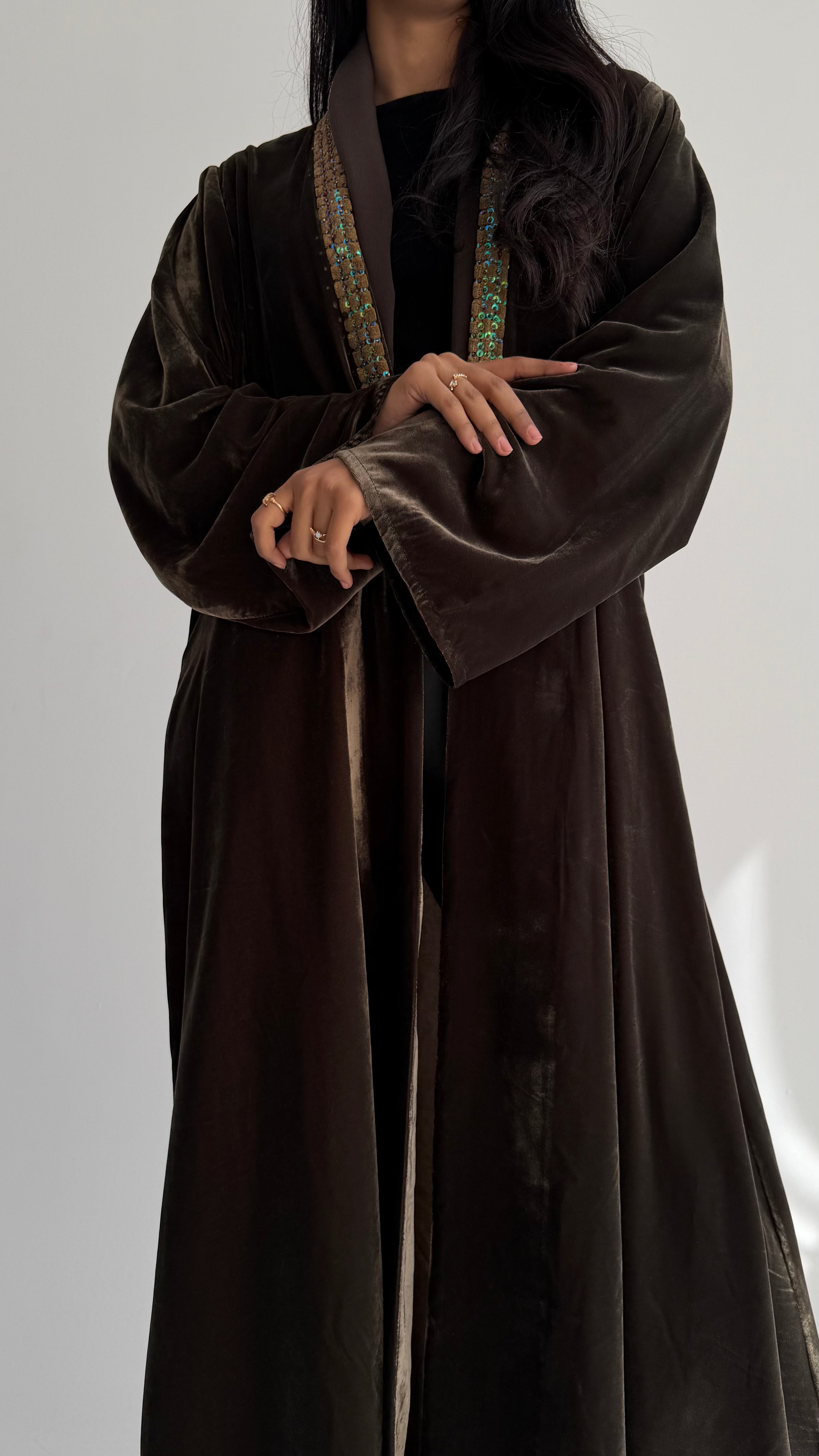 MWT825 - عباية مخمل مع تدخيلة كلفة بالامام - Aya