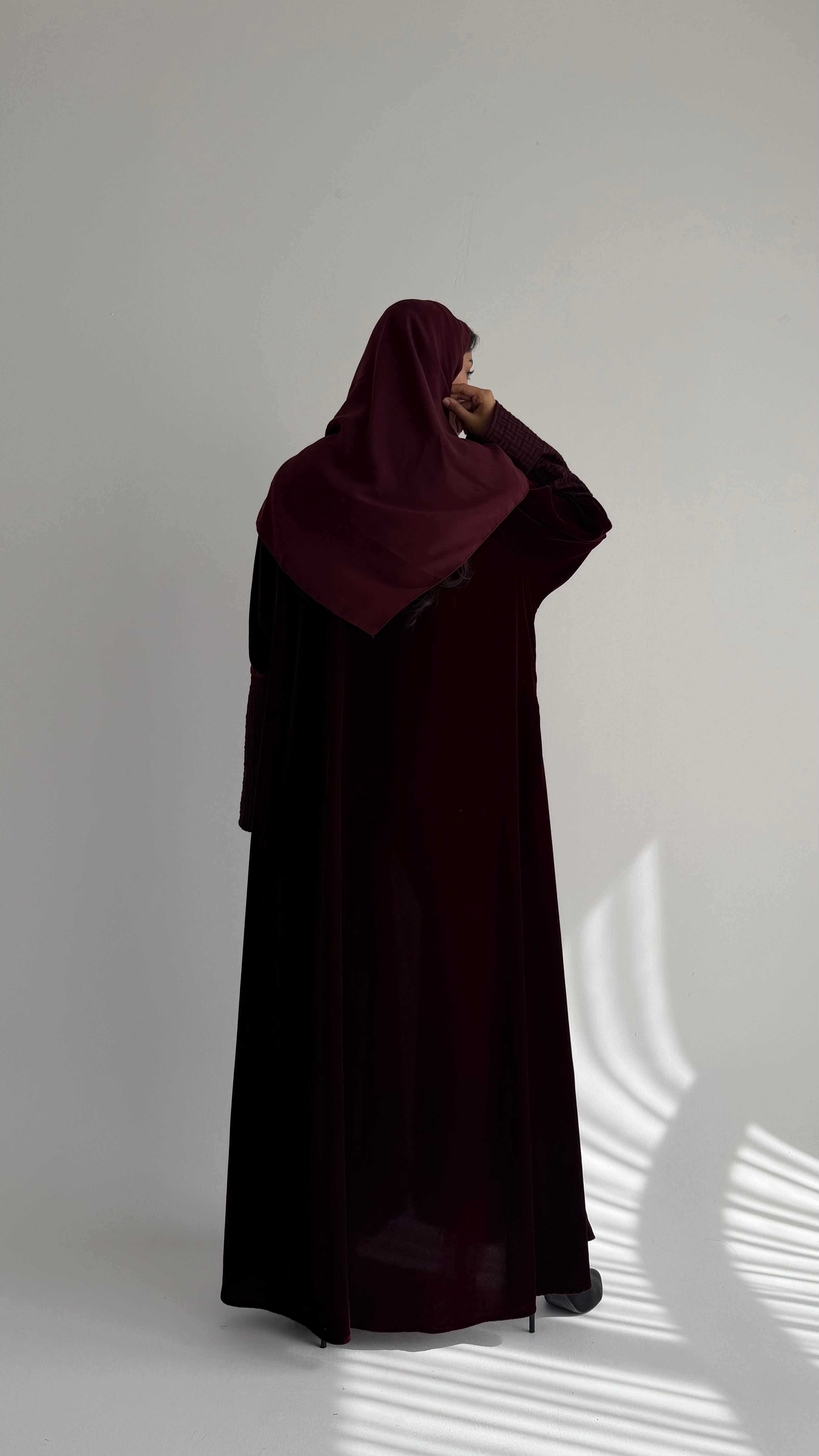 MWT814 - عباية مخمل عنابي مع تدخيلة بالامام - Aya