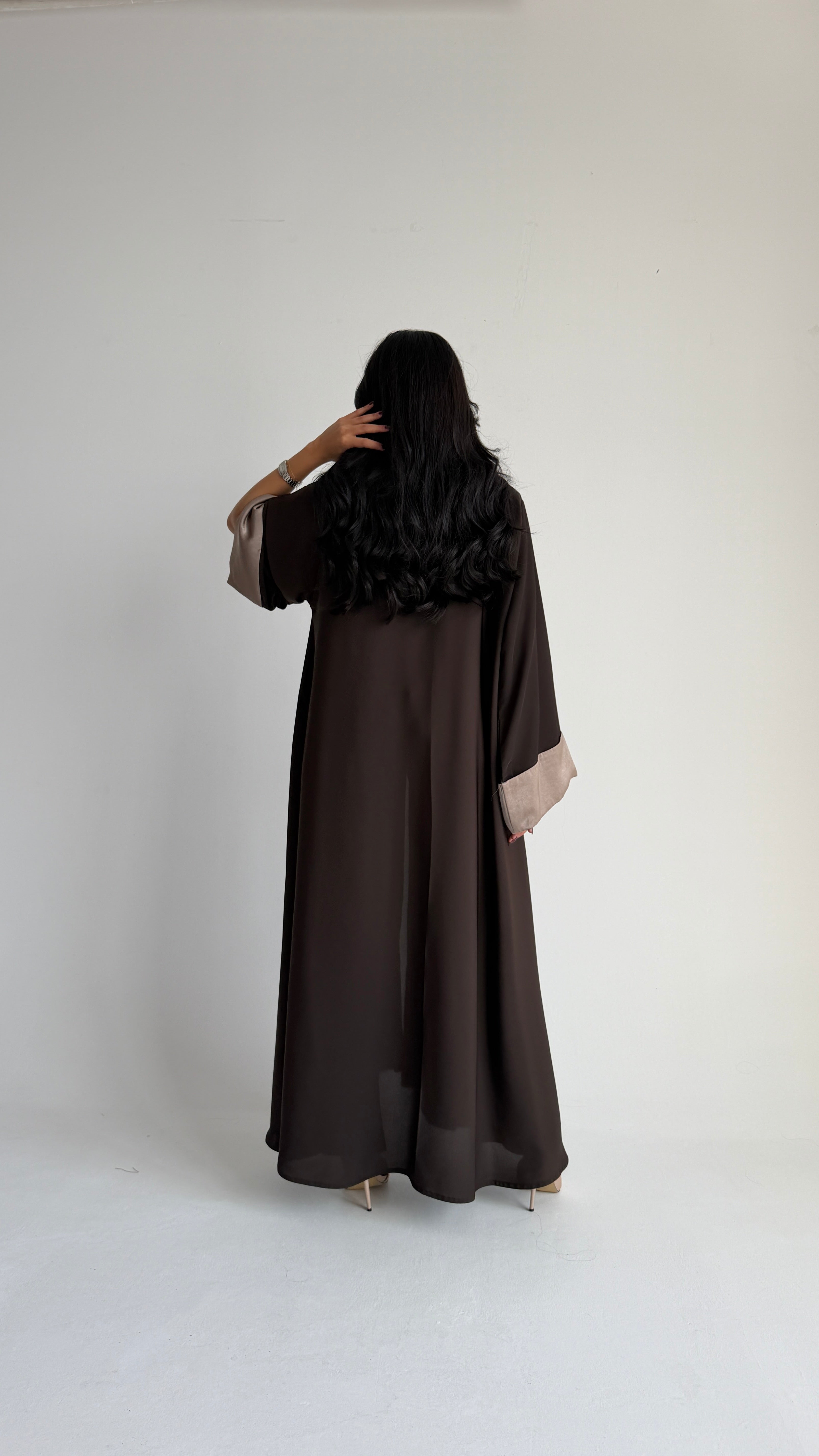 MWT1101 - عباية بني بتدخيله ساتان بالاكمام - Aya