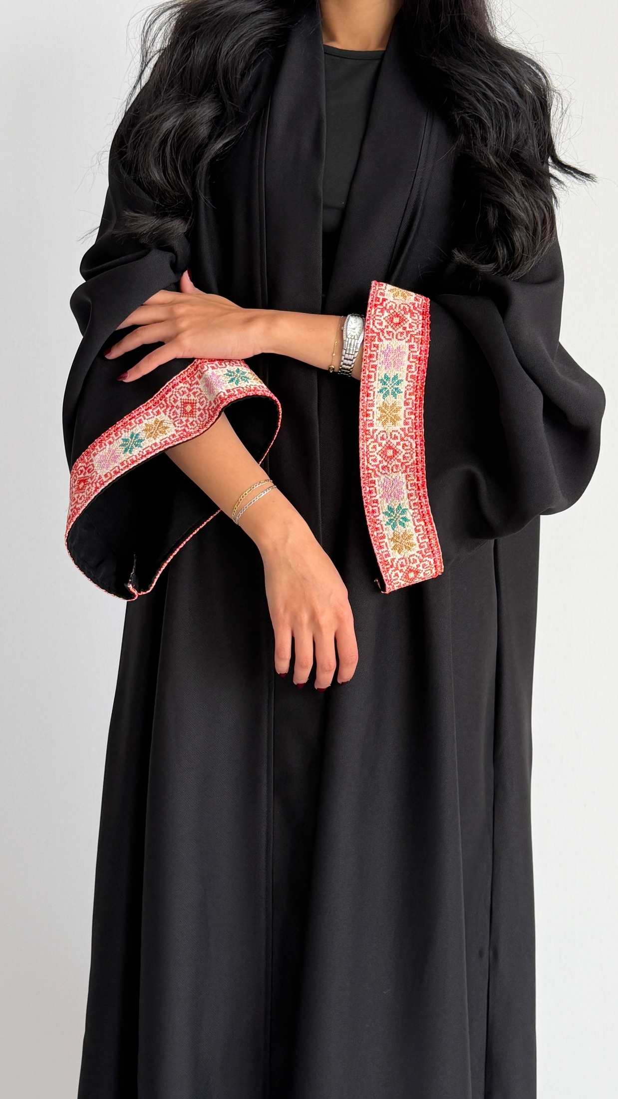 MW1808 - عباية كريب اسود مع تدخيلة كلفة مطرزة - Aya
