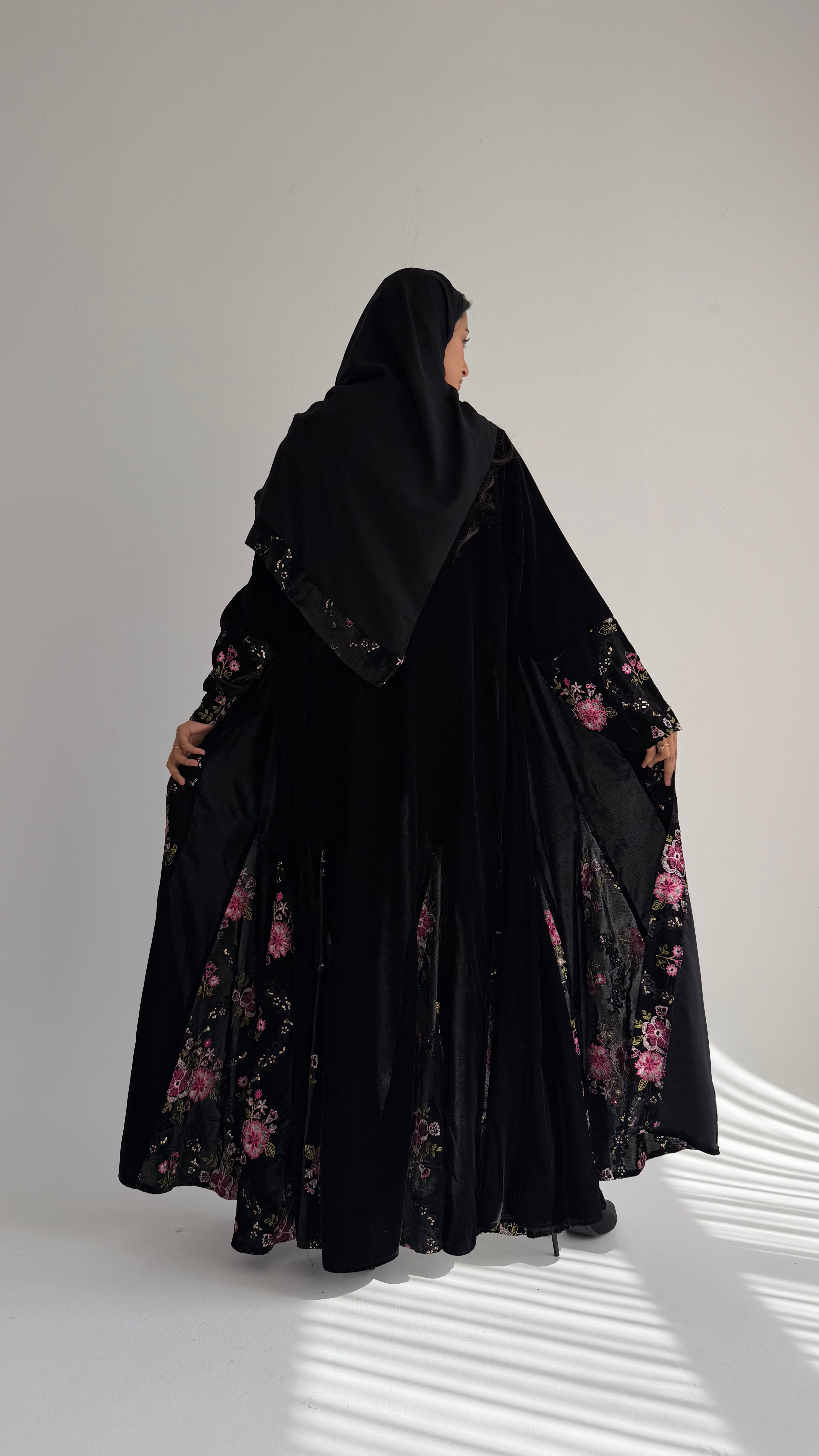 MWT817 - عباية مخمل بتدخيلة زهور |Floral Velvet Abaya - Aya