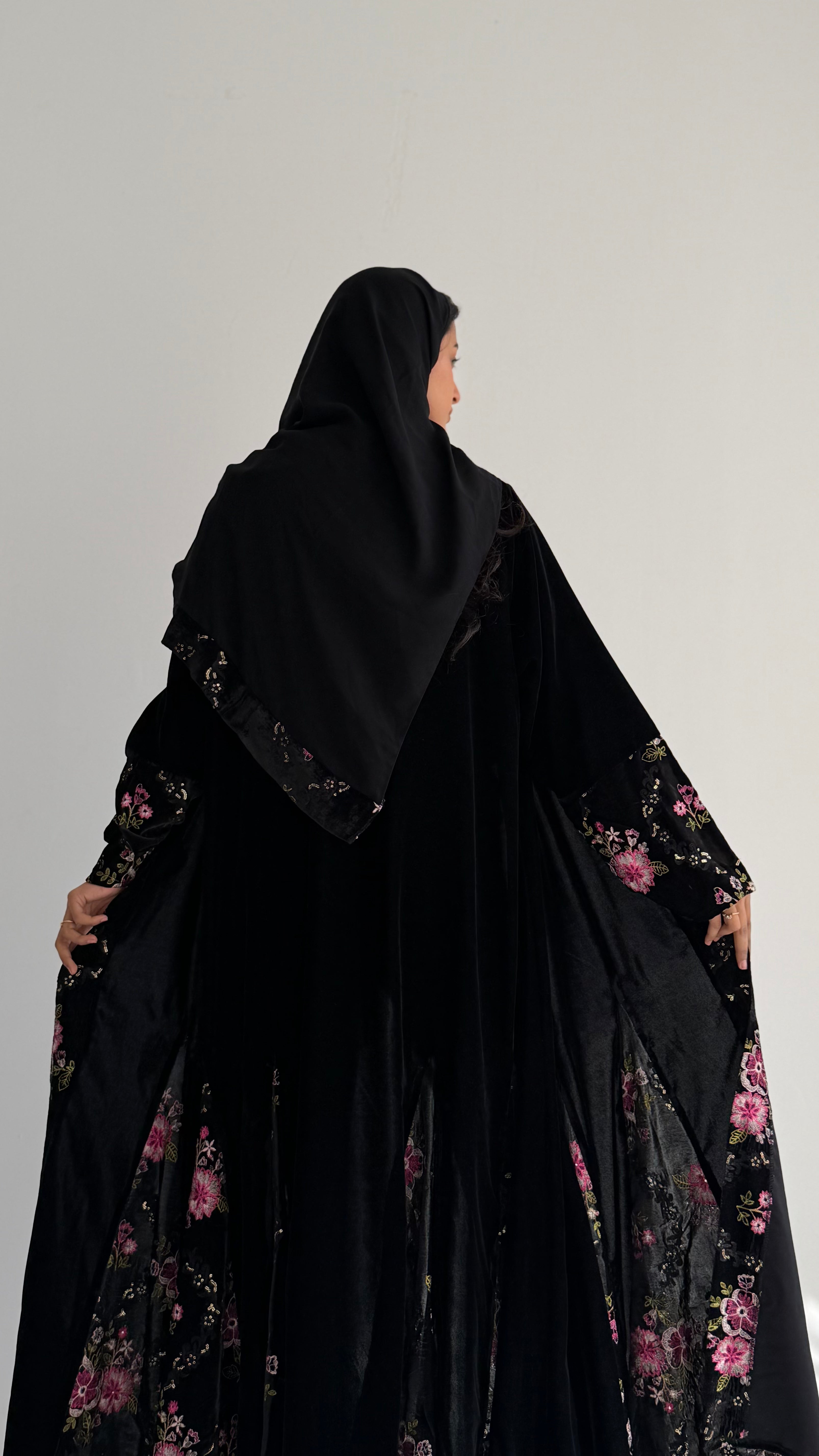 MWT817 - عباية مخمل بتدخيلة زهور |Floral Velvet Abaya - Aya