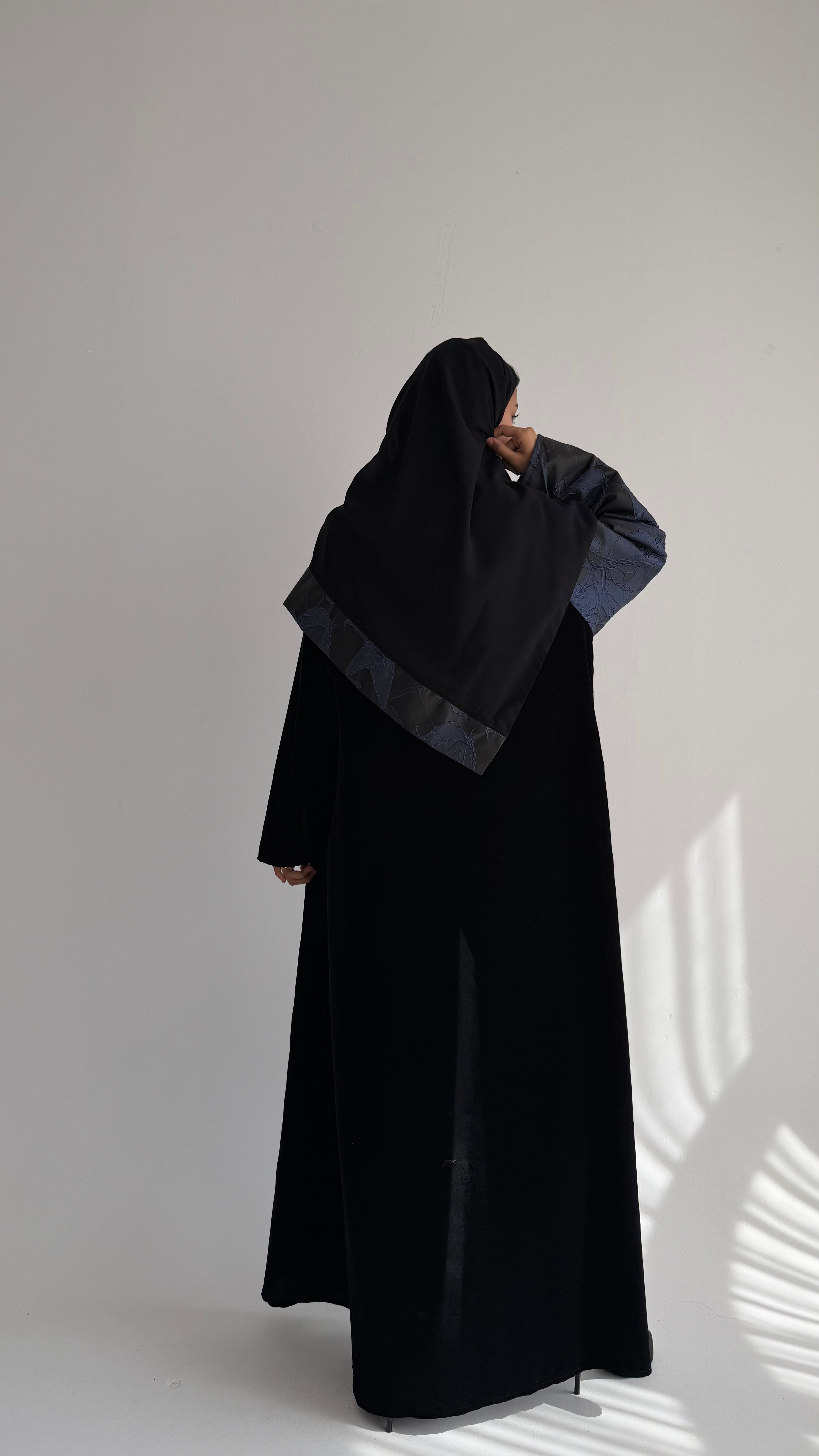 MWT848 - عباية مخمل مع تدخيلة جاكار - Aya