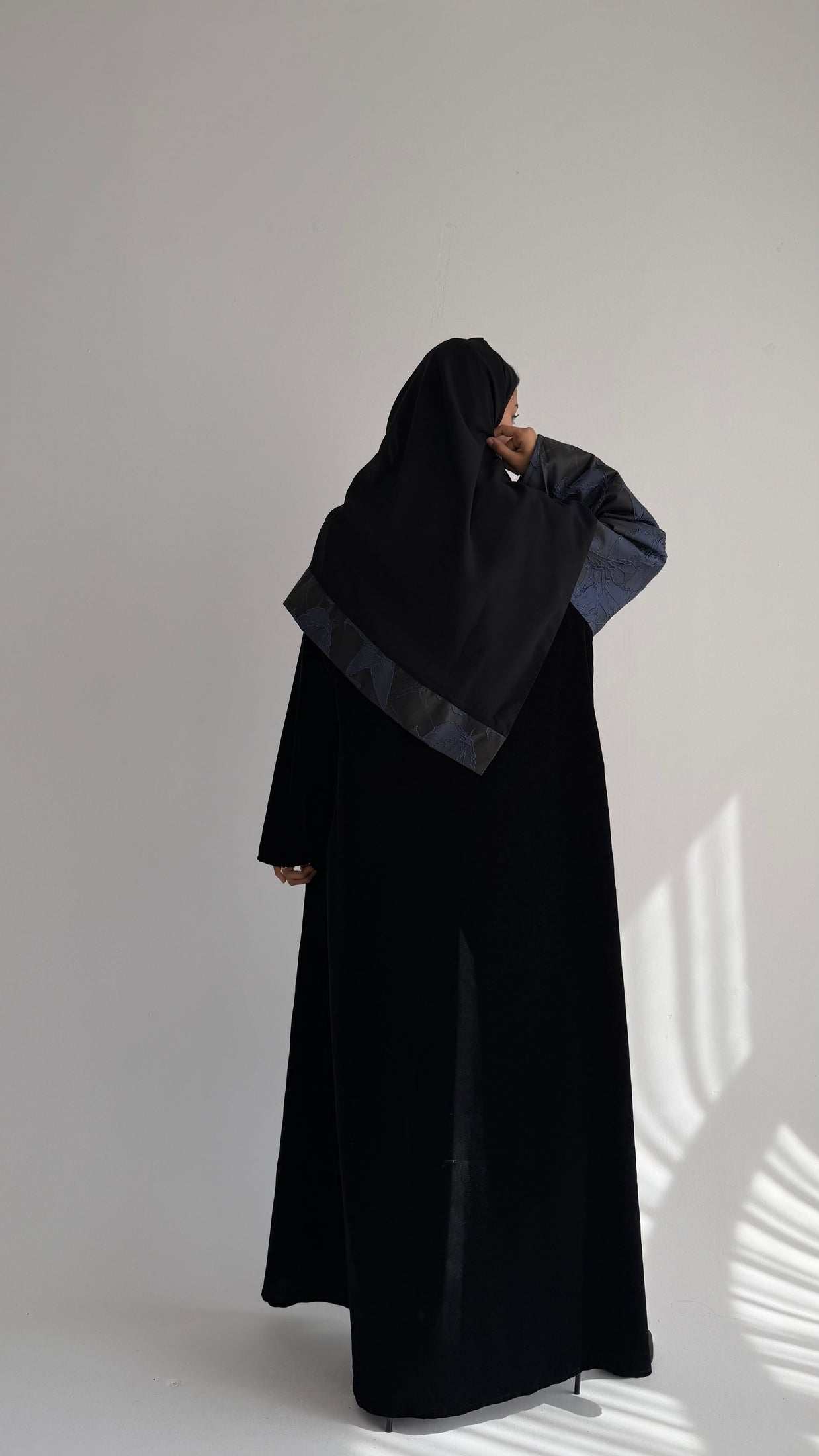 MWT848 - عباية مخمل مع تدخيلة جاكار - Aya