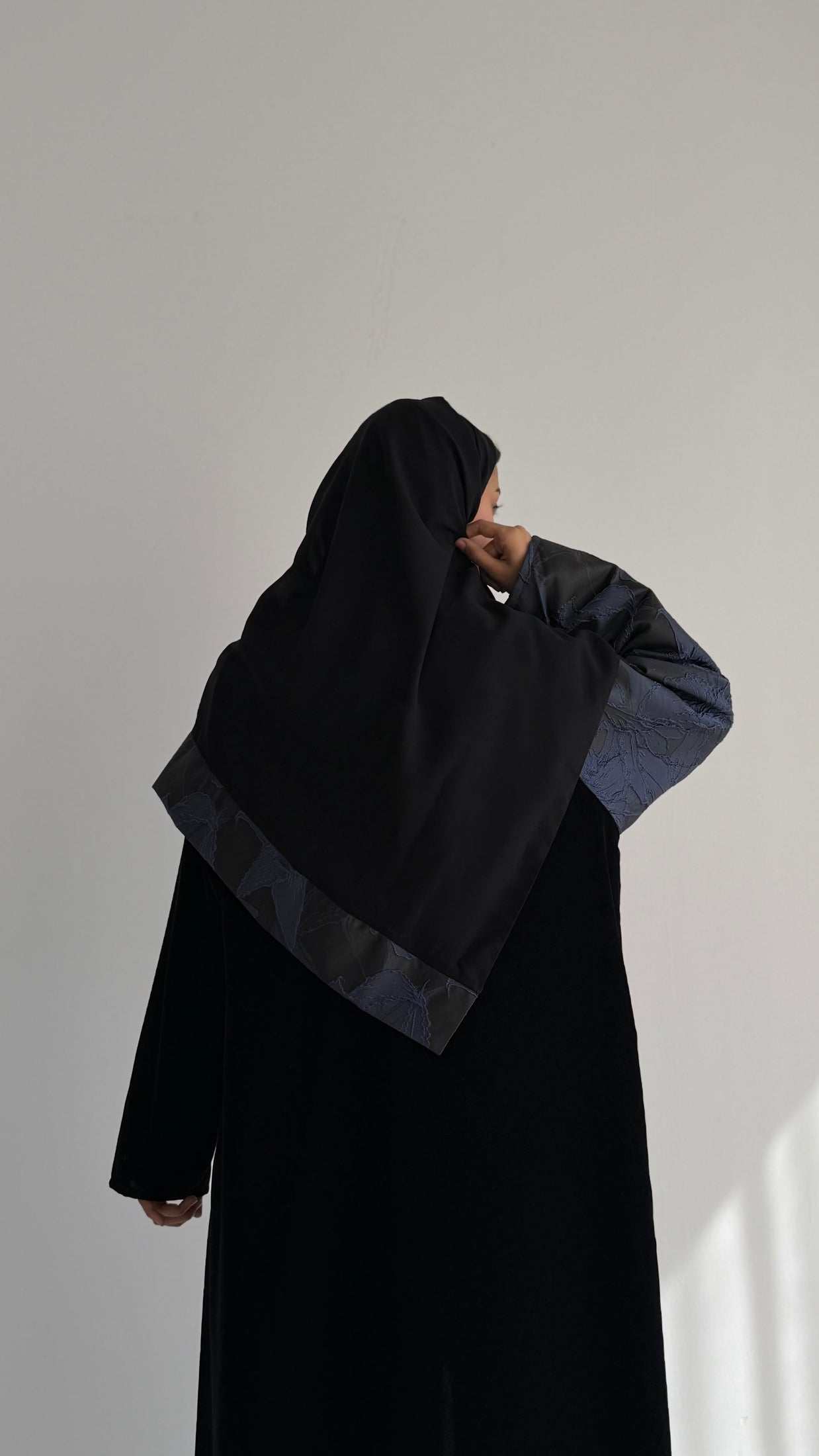 MWT848 - عباية مخمل مع تدخيلة جاكار - Aya