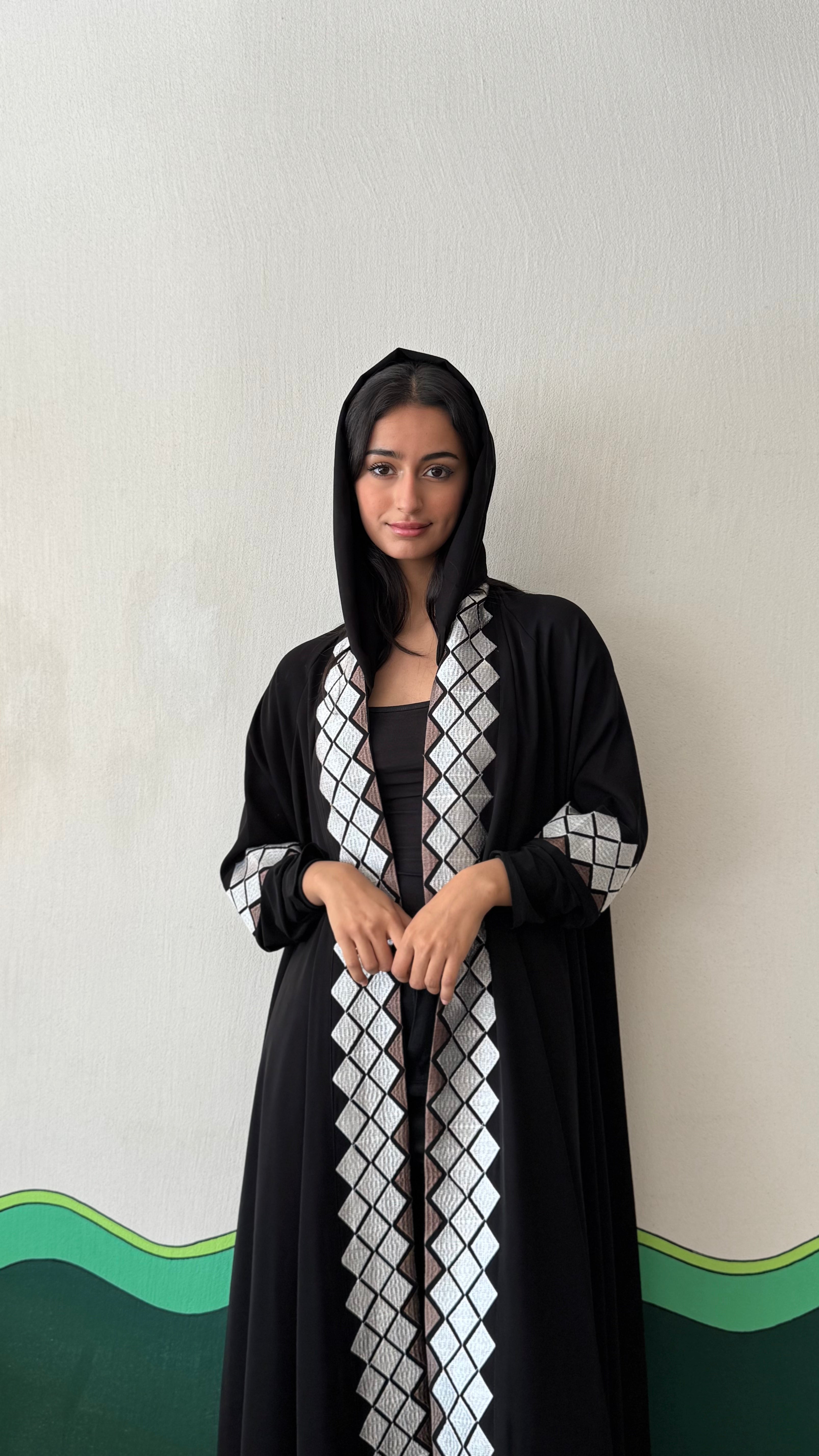 MWT339 - عباية سواد تطريز بالياقة والاكمام - Aya