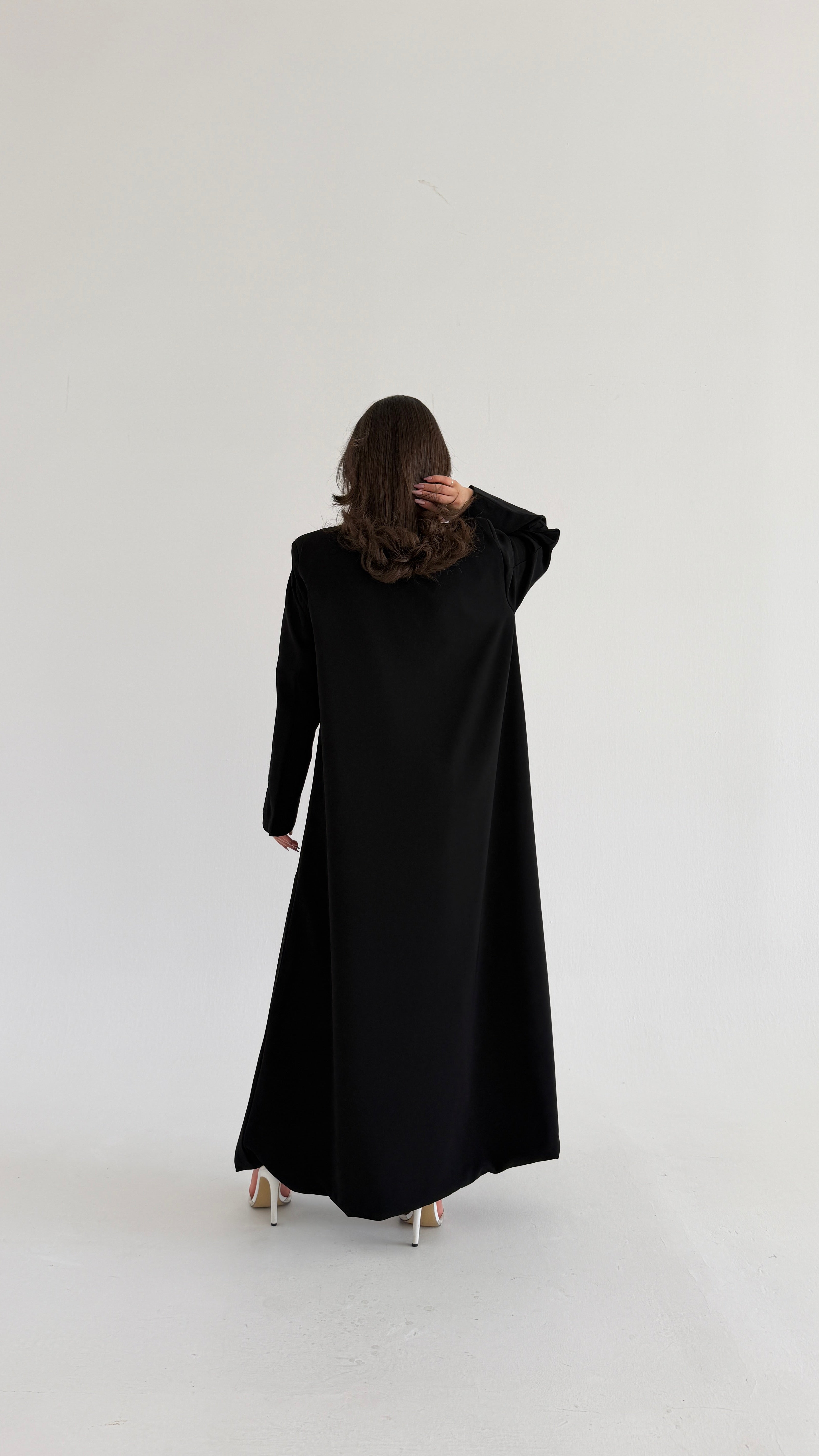 MW2042 - عباية قماش كوبرا مع اضافة الشك اليدوي