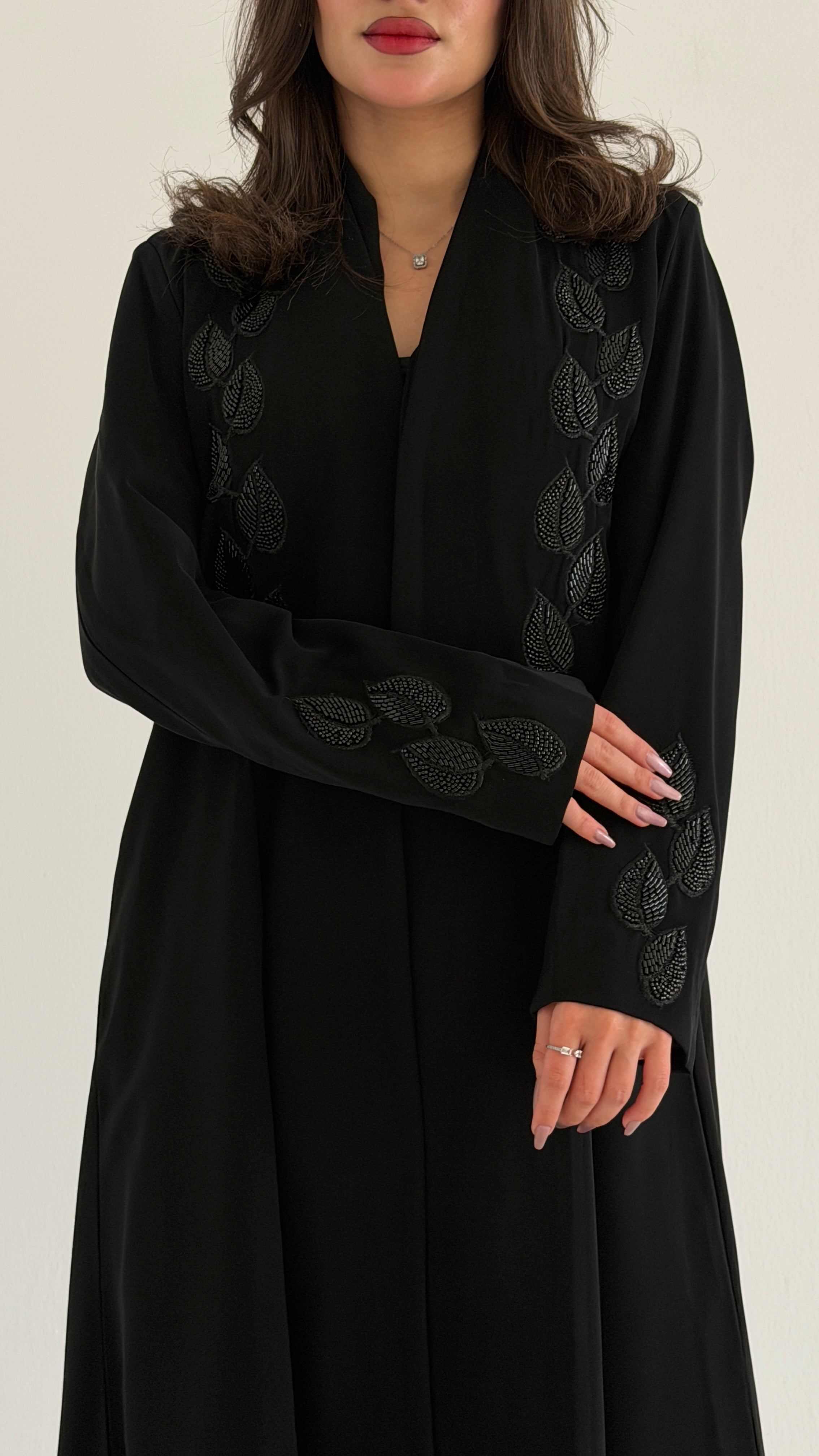 MW2042 - عباية قماش كوبرا مع اضافة الشك اليدوي