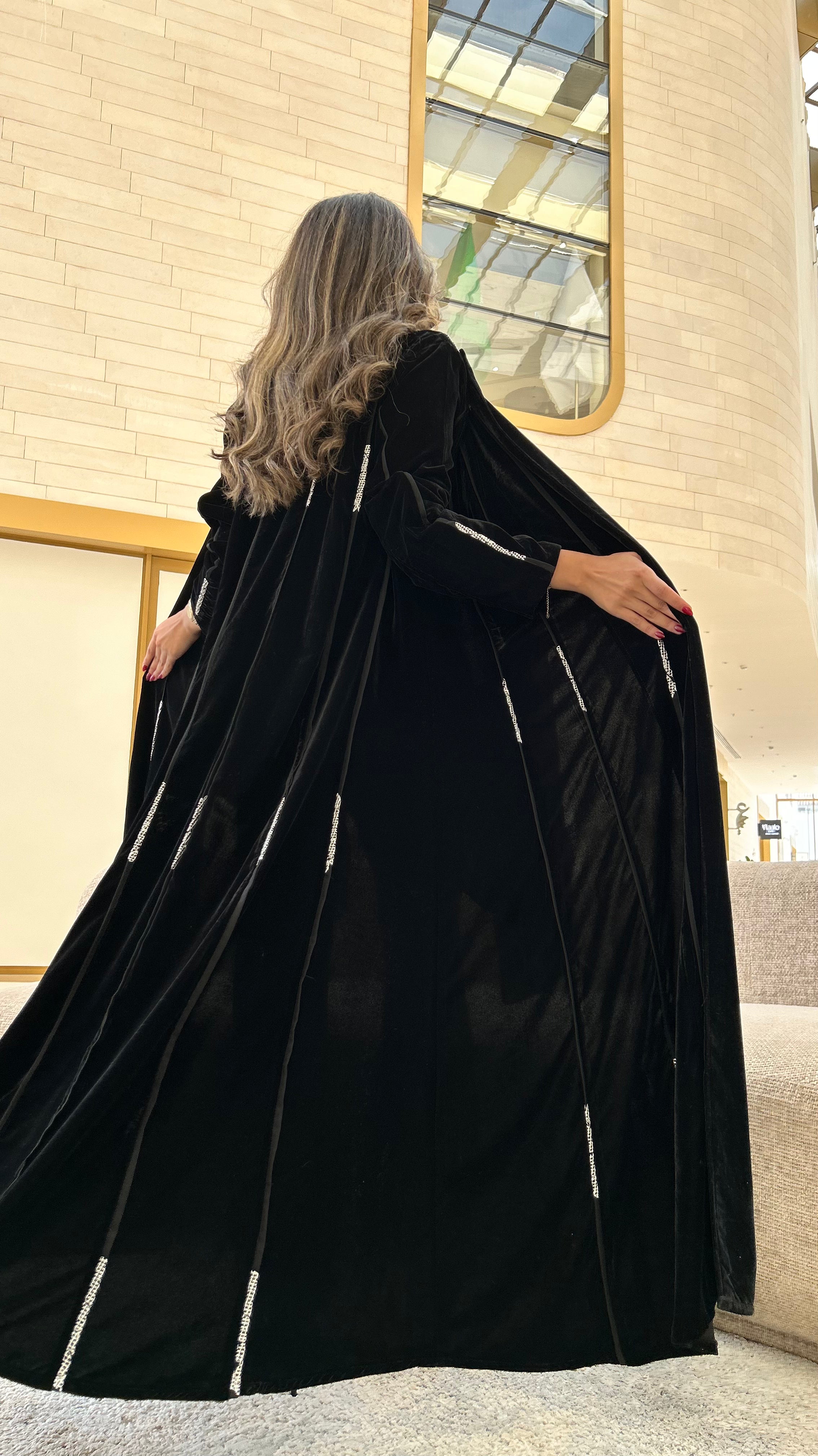 MWT647 - عباية مخمل اسود بخطوط ابيض - Aya