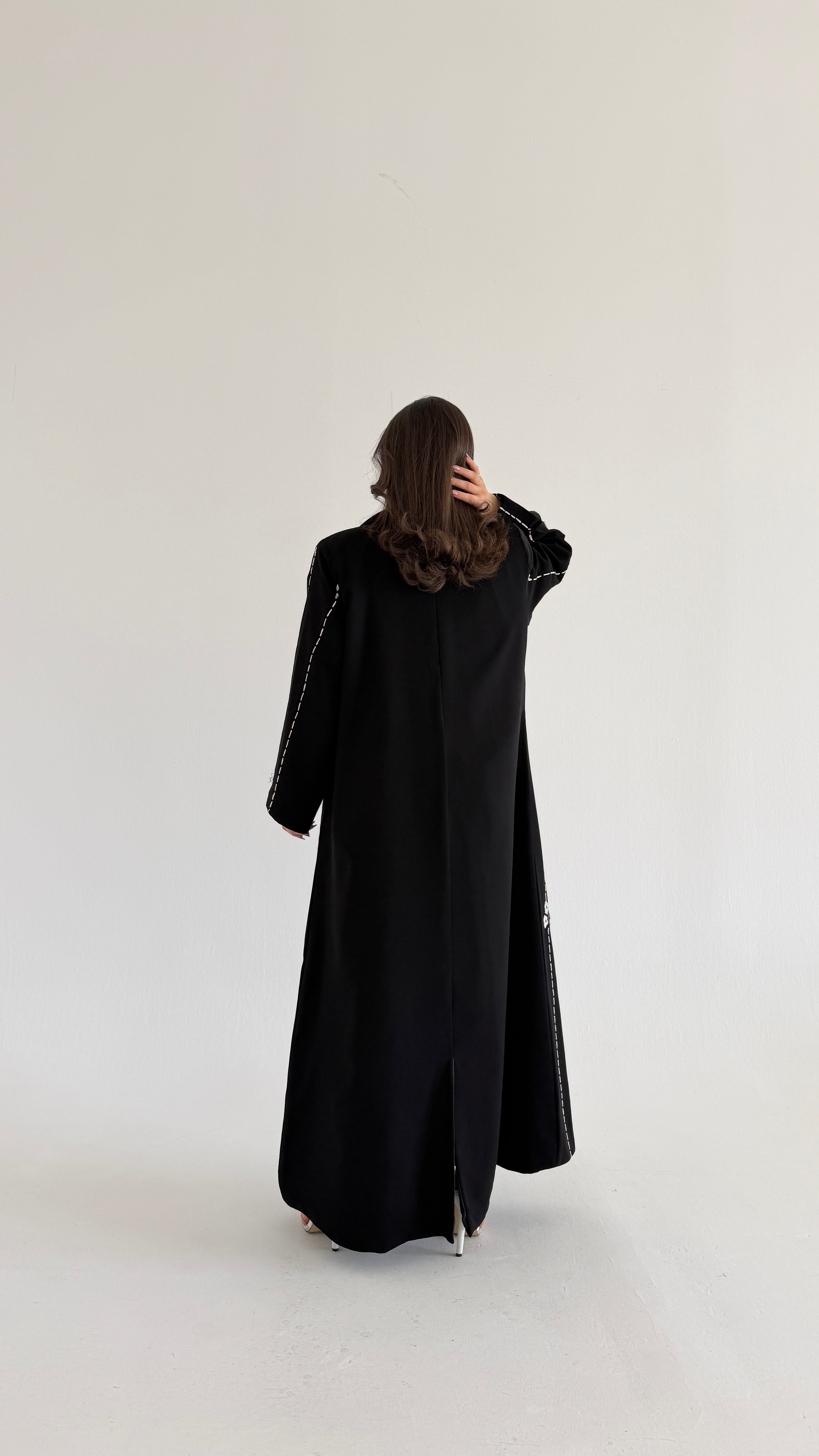 MW2098 - عبايه كريب مع اضافة تطريز انيقة - Aya