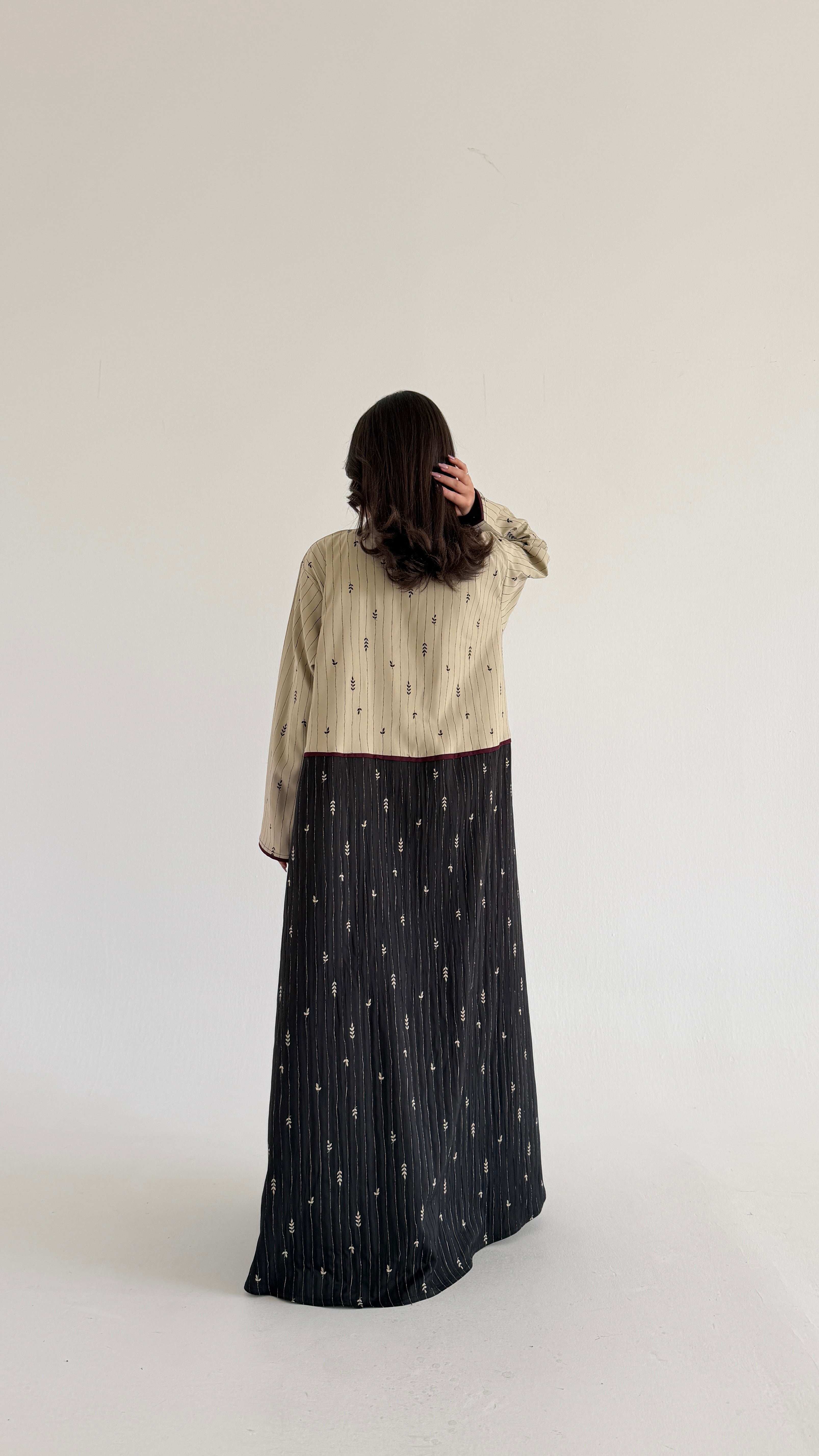 MW2093 - عباية كريب أنيقة بقصّة نص كلوش عصرية. - Aya