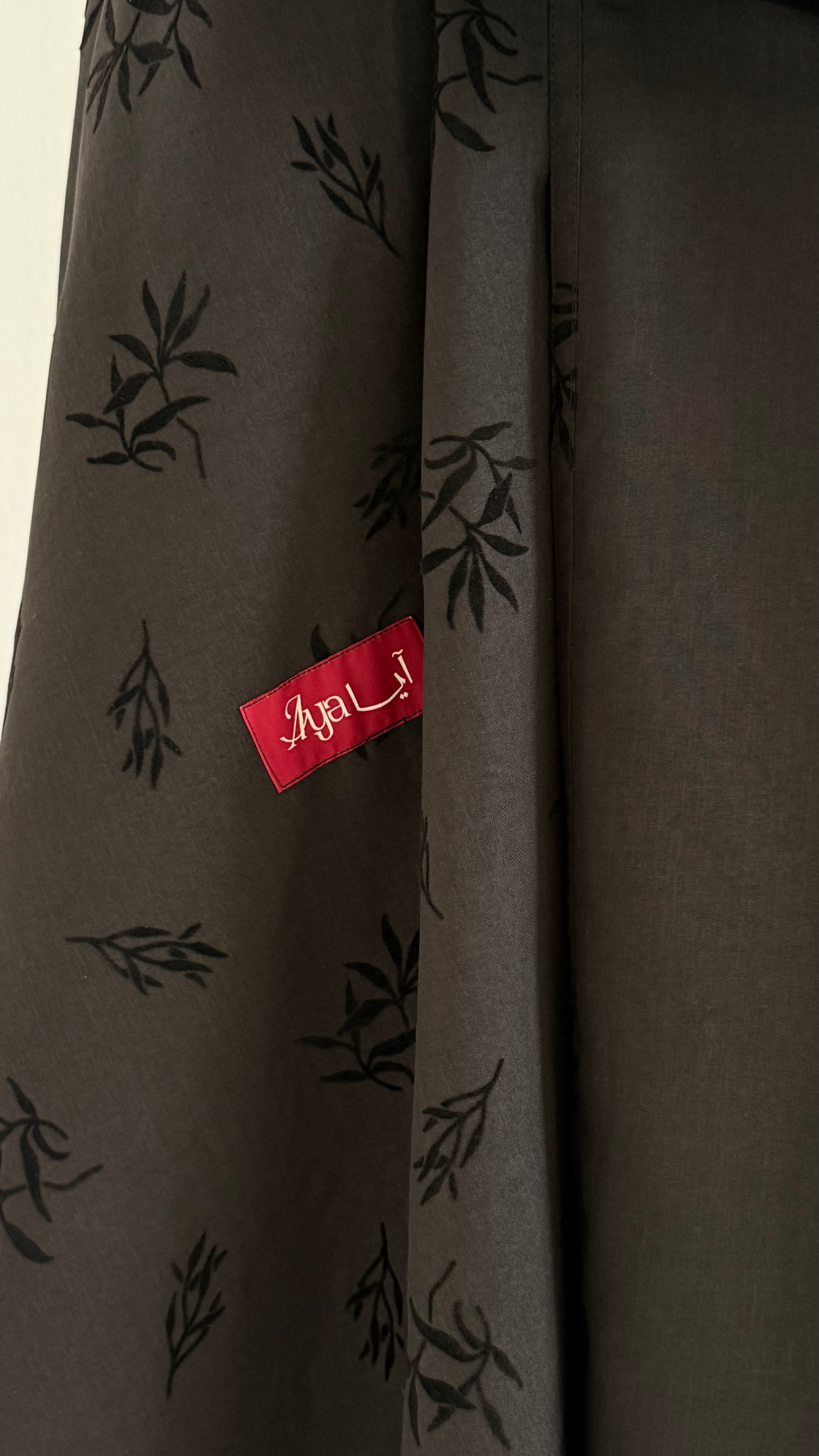 MWT701 - Black abaya with black floral embroidery | عباية سودا بتطريز مورد - Aya