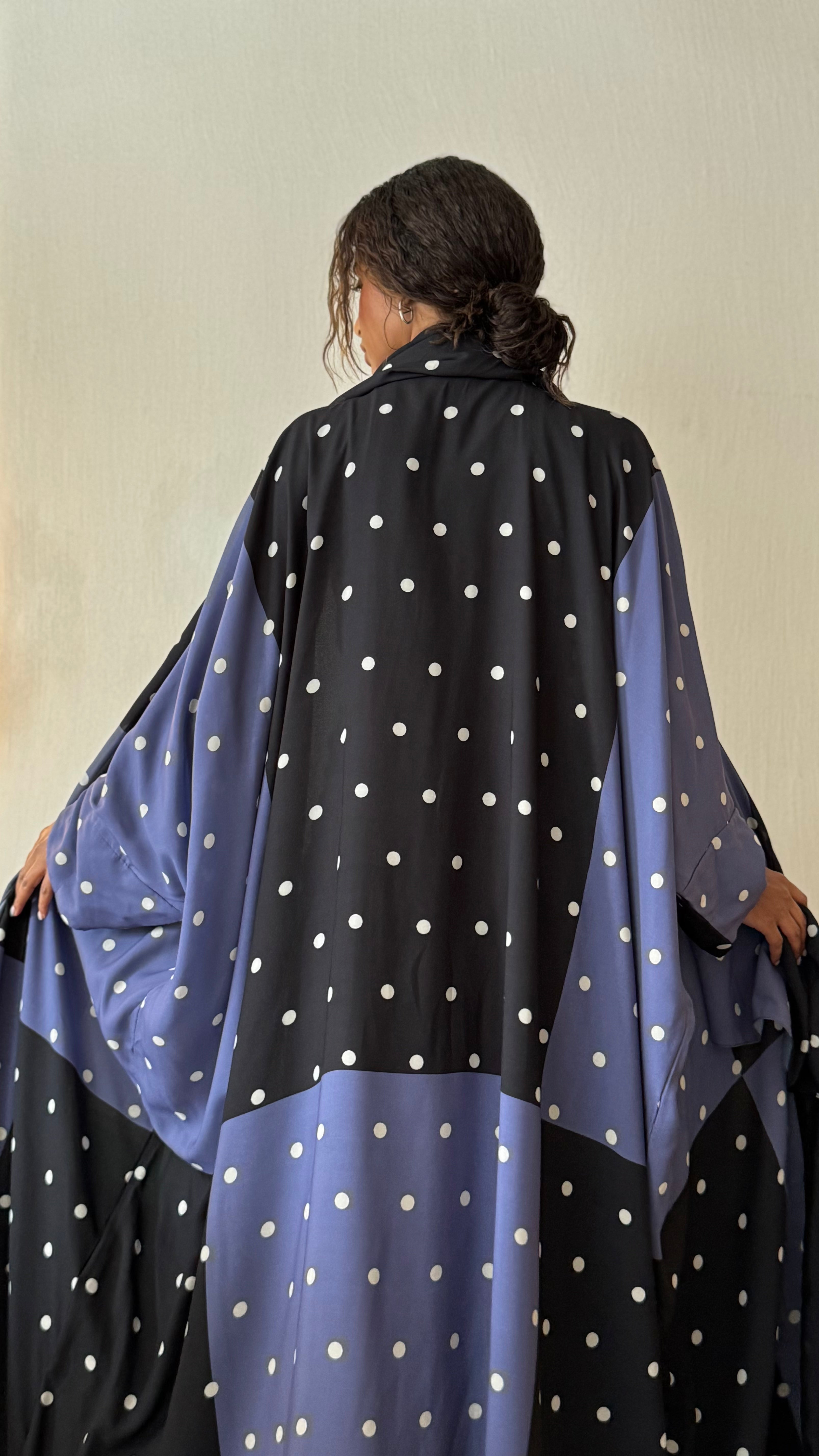 MWT452 - عباية منقطة اسود وبنفسجي فاتح - Aya