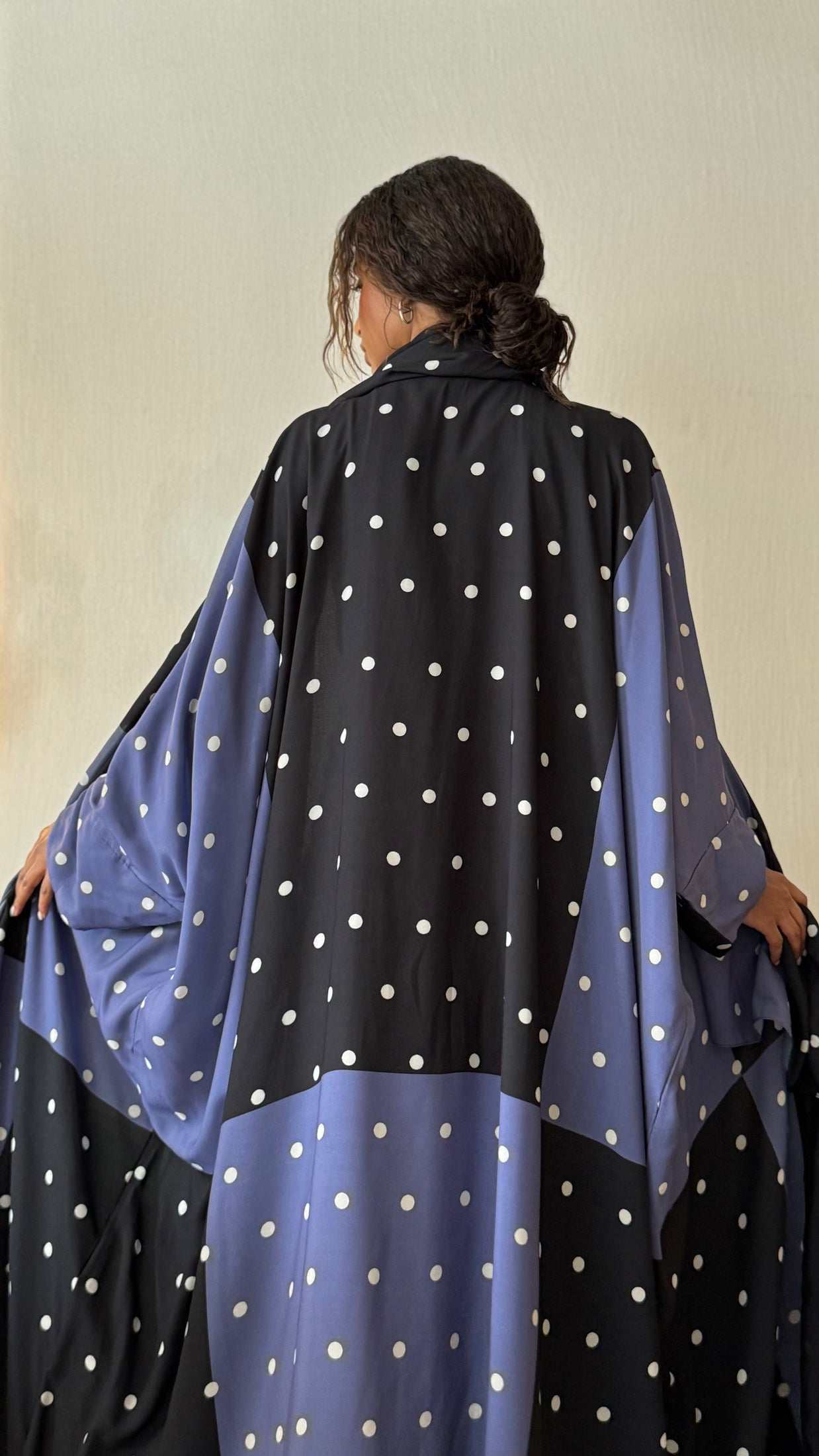 MWT452 - عباية منقطة اسود وبنفسجي فاتح - Aya
