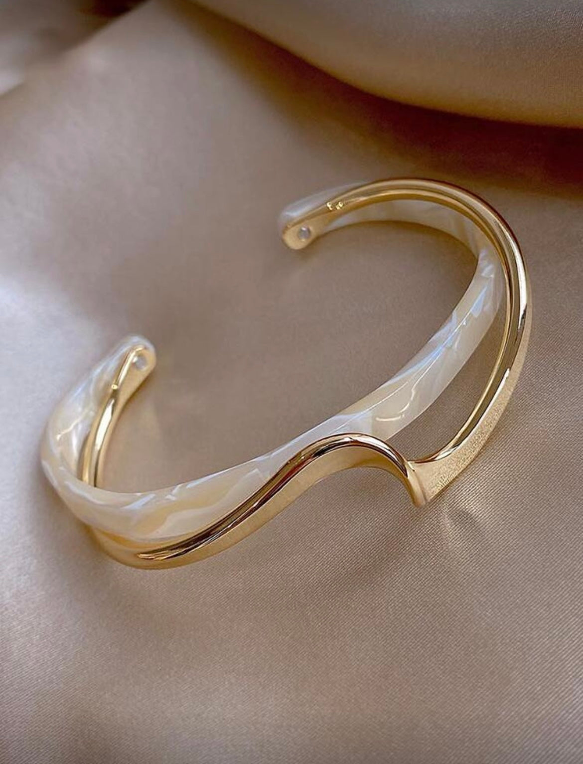 MWAC014 - إسورة عريضة بتصميم أنيق - Aya