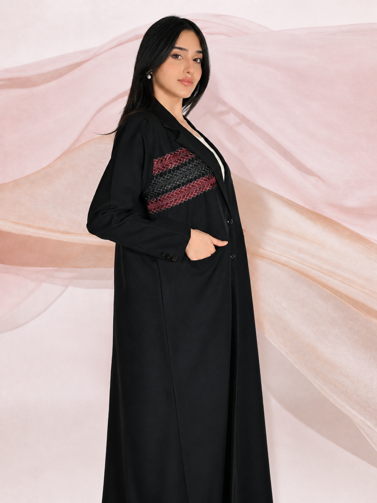MWT4373 - عباية بليزر سوداء مزينة بتطريز مستوحى من نقشة تراثية - Aya