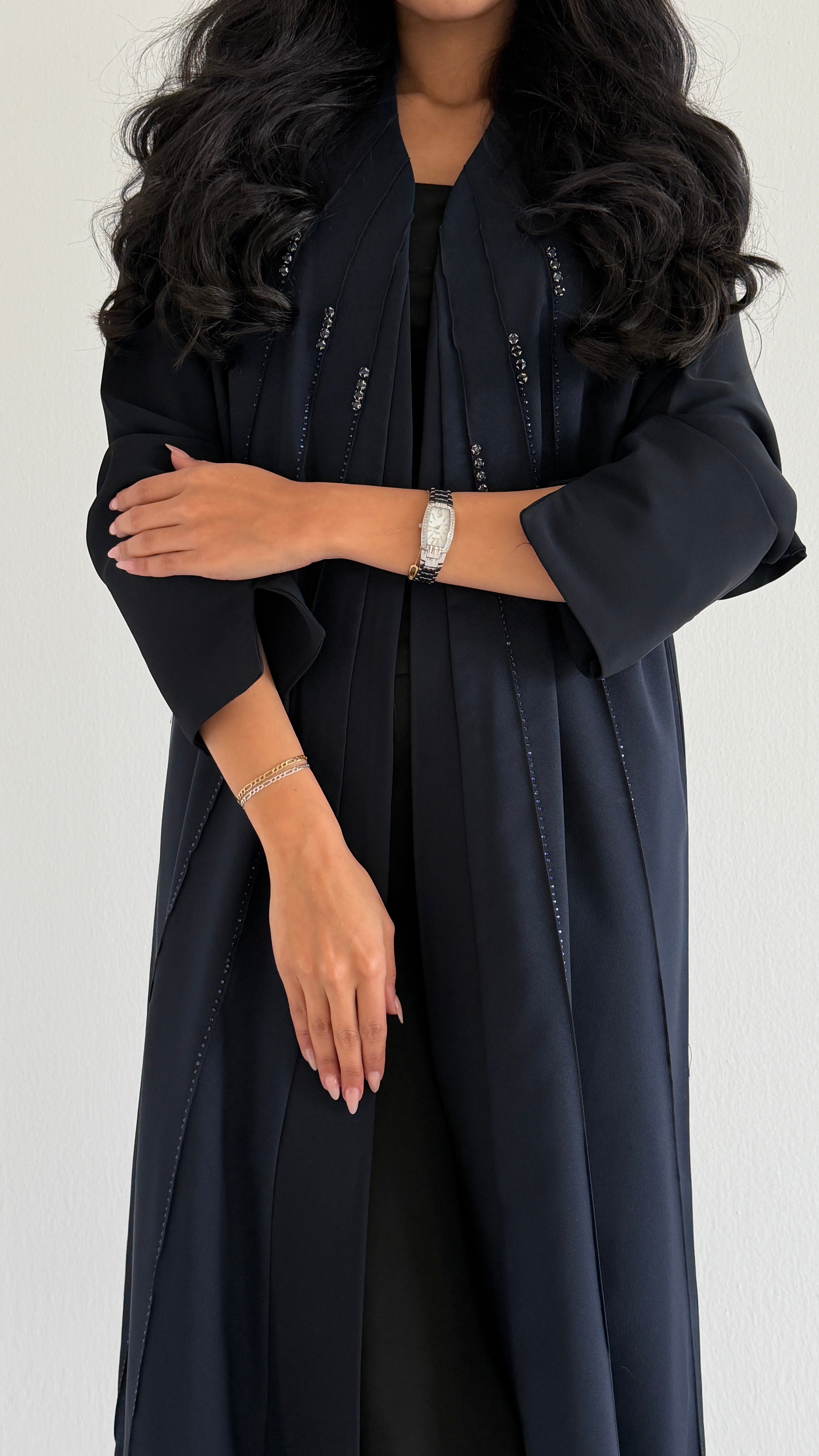 MW2120 - عباية كريب أنيقة بقصّة ربع كلوش عصرية. - Aya