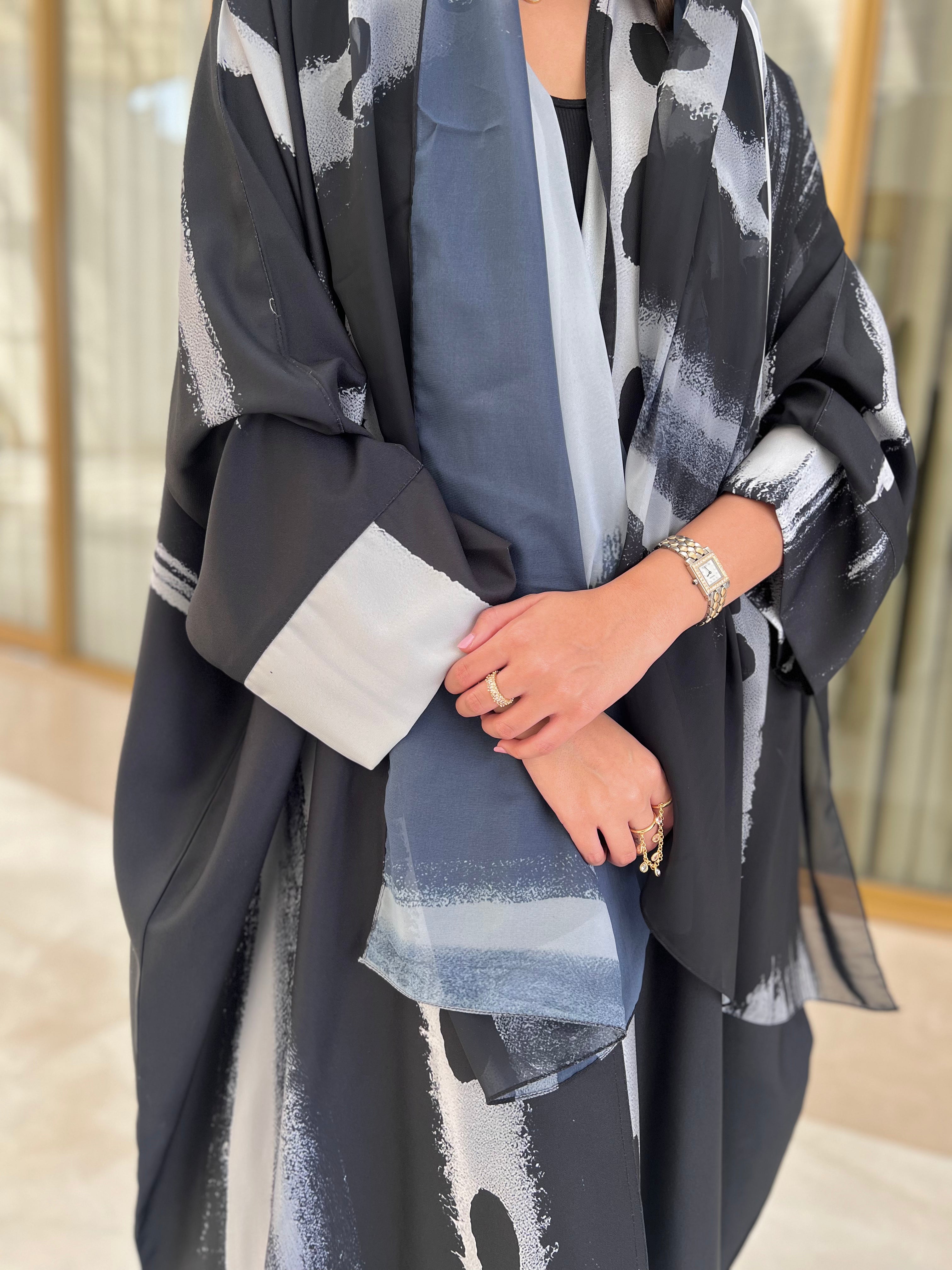 MWT330 - عباية طباعة حرير ابيض واسود - Aya