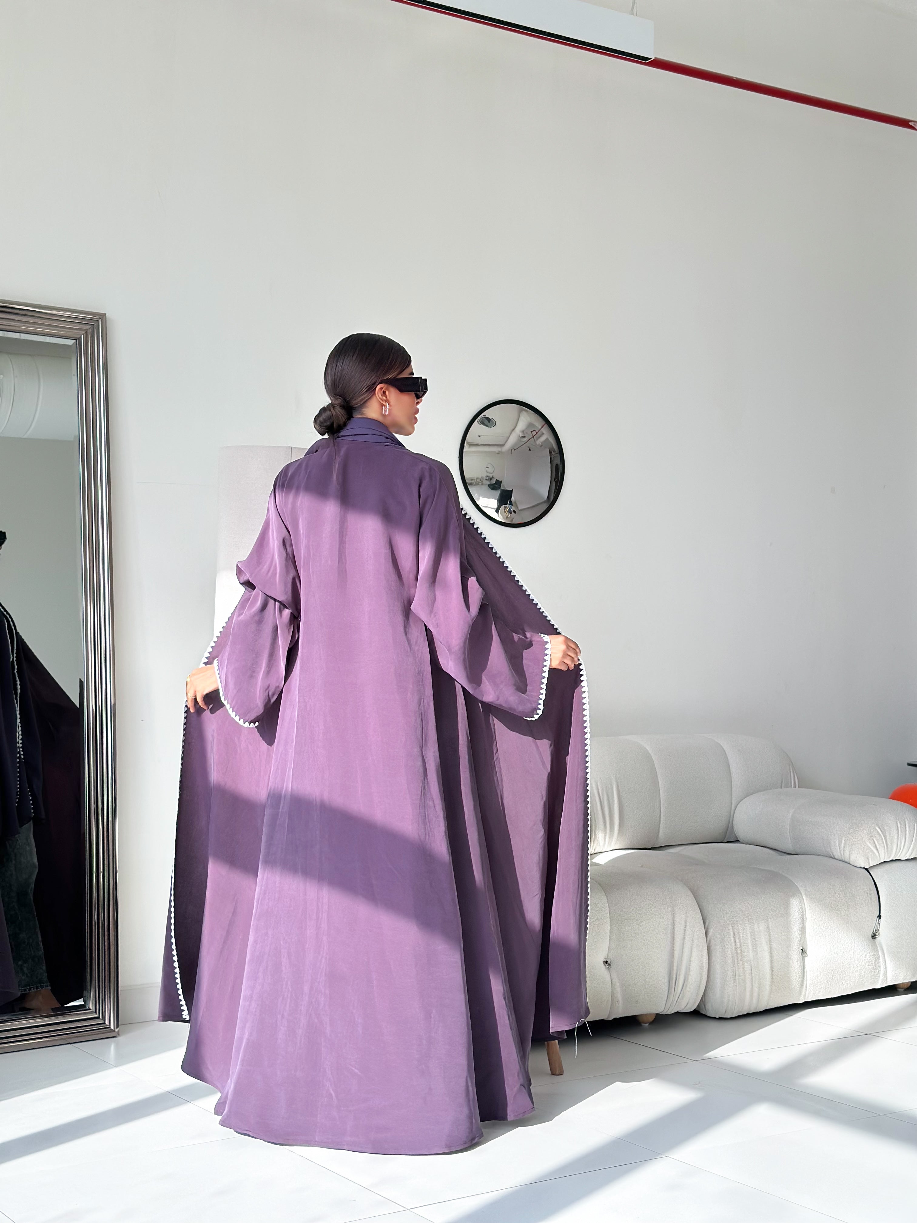 MW1390 - عباية حرير ياباني بتطريز أبيض في الأطراف - Aya