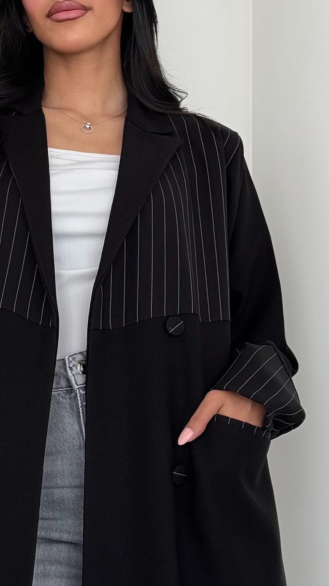 MWT511 - عباية بليزر أسود مقلم - Aya