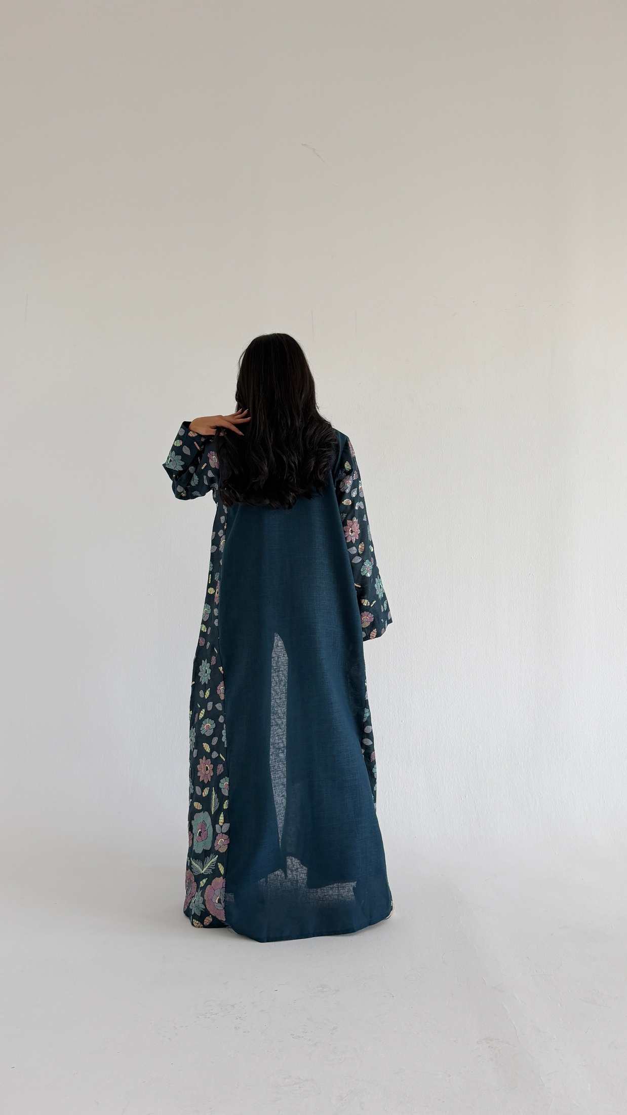 MWT1121 - عباية لنن مع تدخيلة ركامة - Aya
