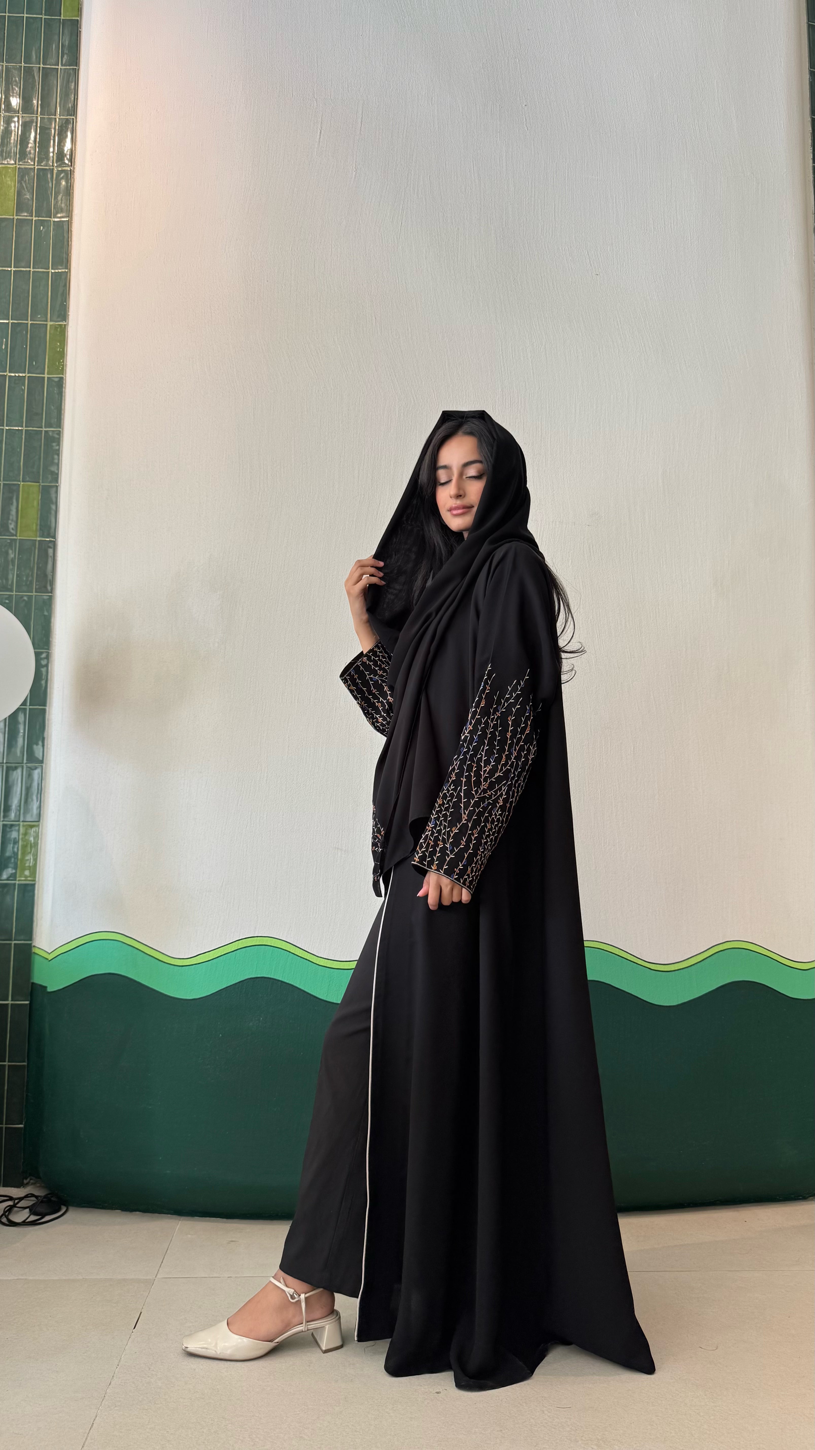 MW1662 - عباية مطرزة من الاكمام - Aya