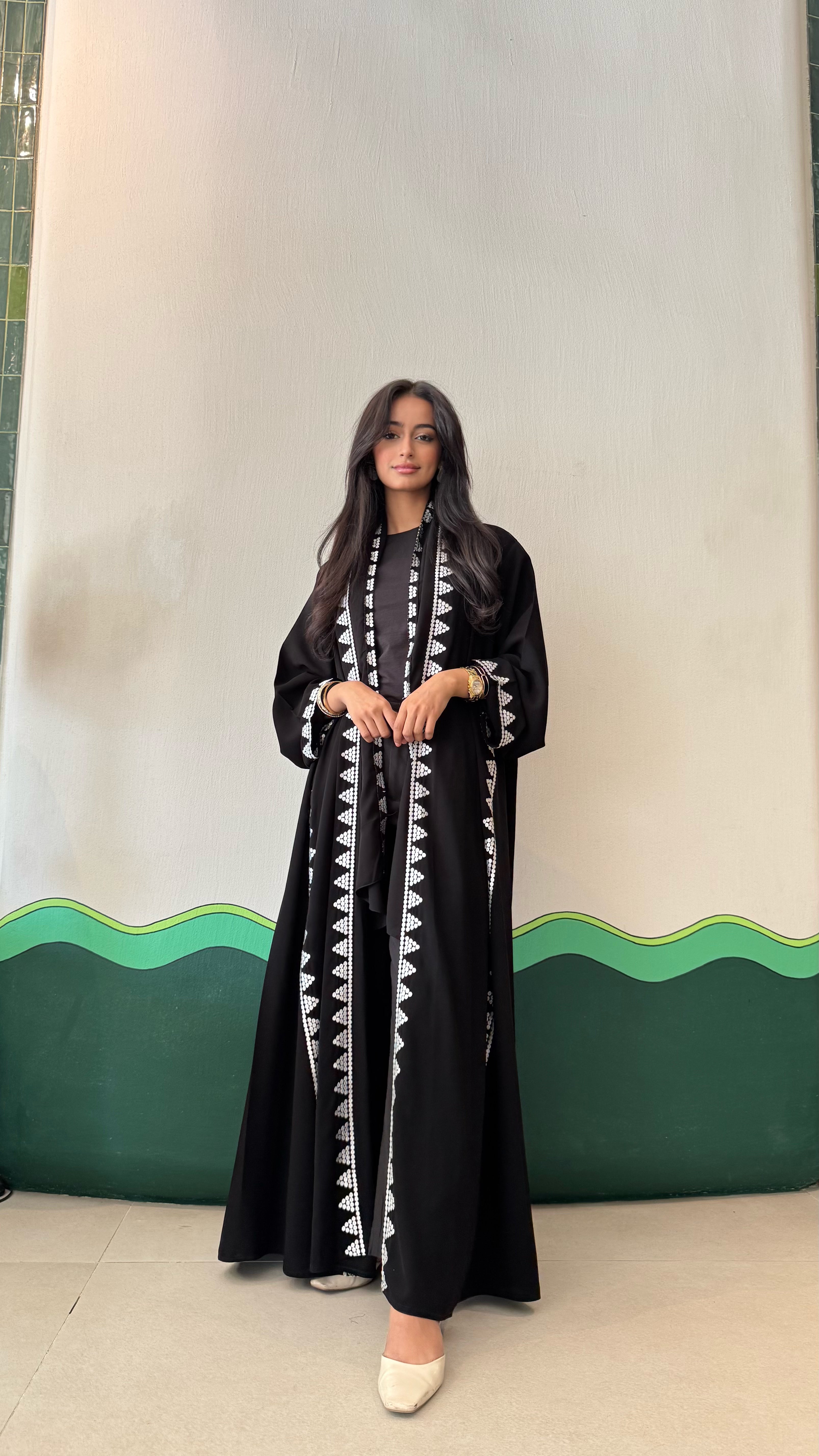 MW1669 - عباية مطرزة من الامام والجنب - Aya