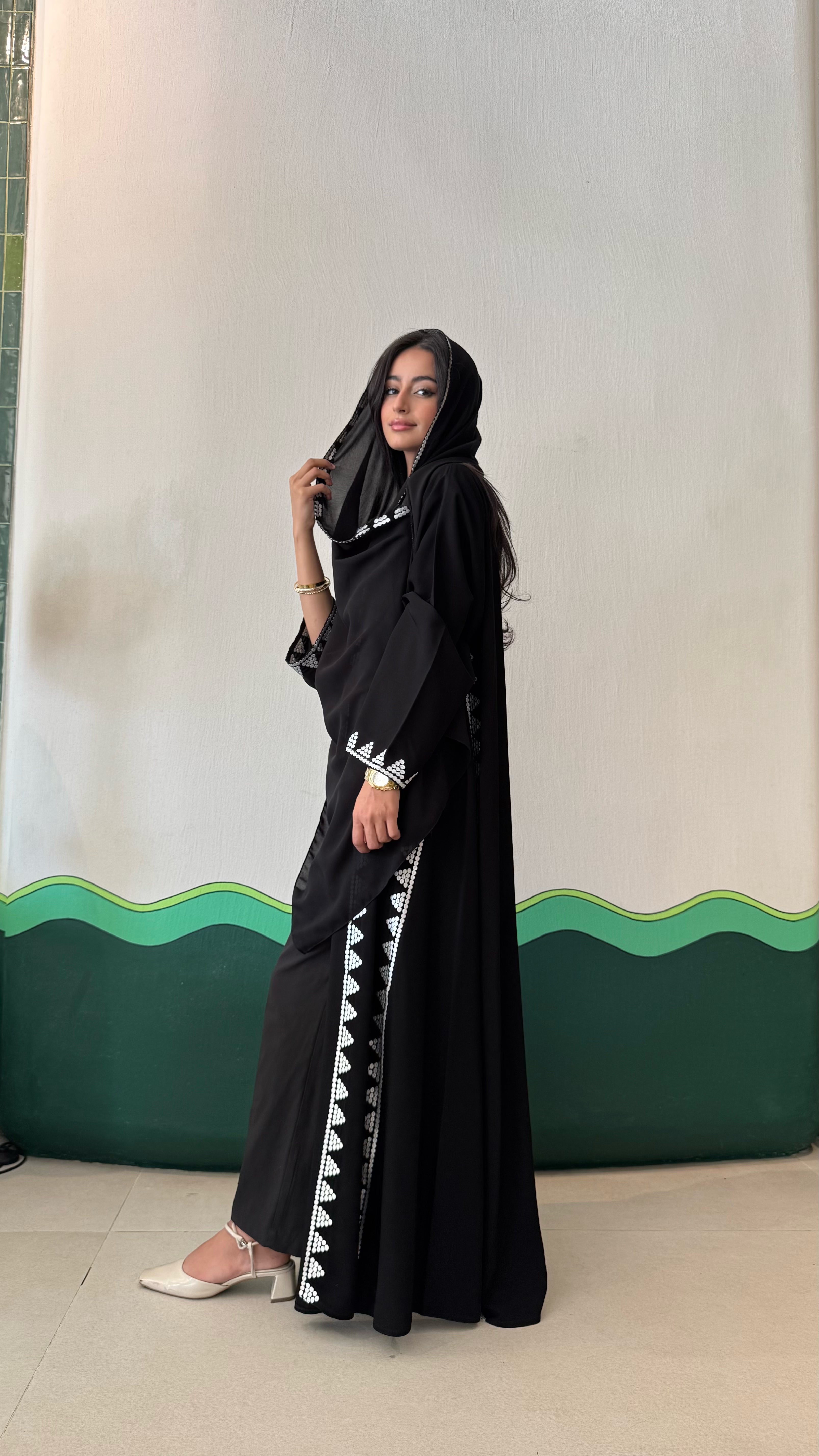 MW1669 - عباية مطرزة من الامام والجنب - Aya