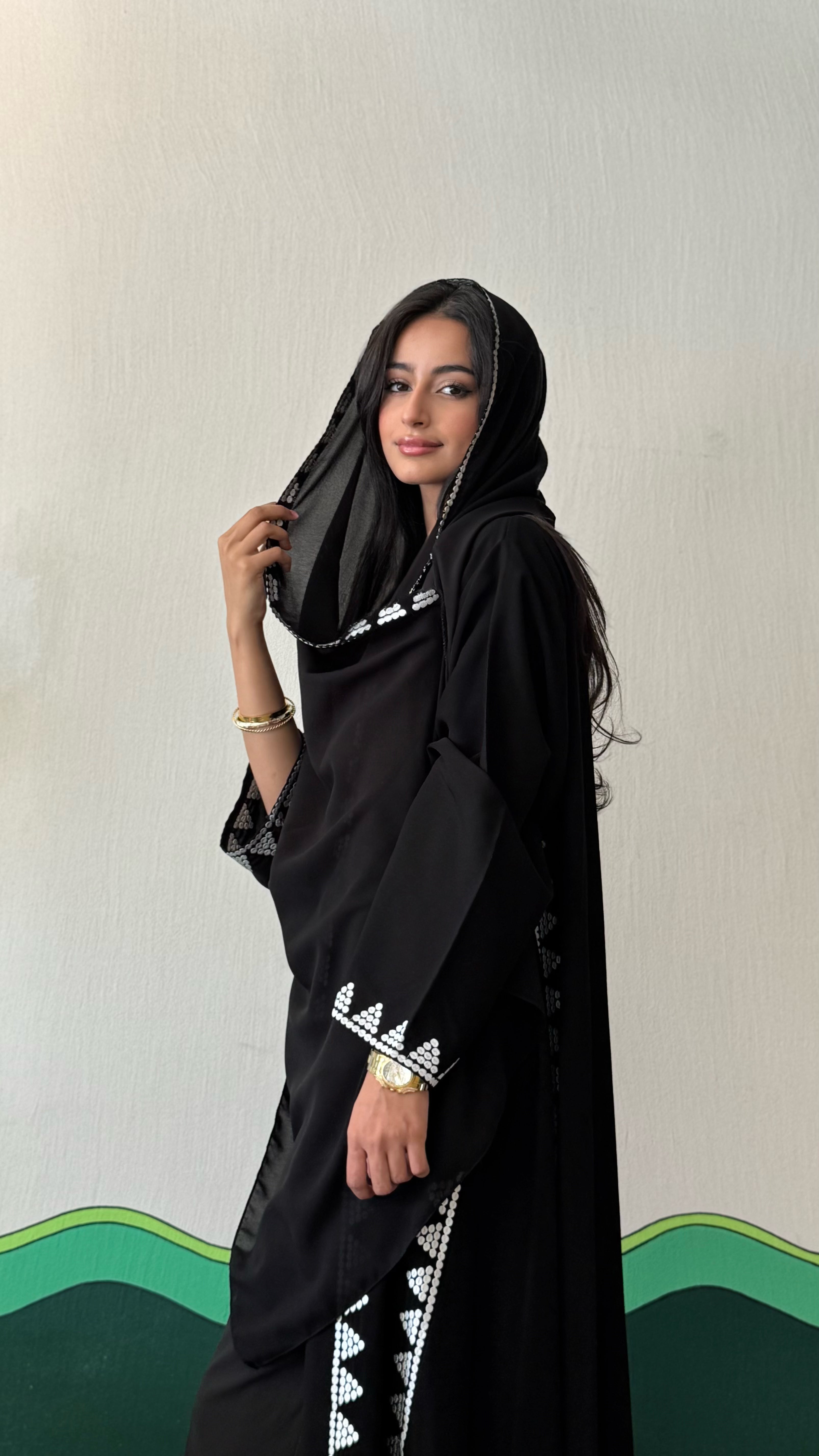MW1669 - عباية مطرزة من الامام والجنب - Aya