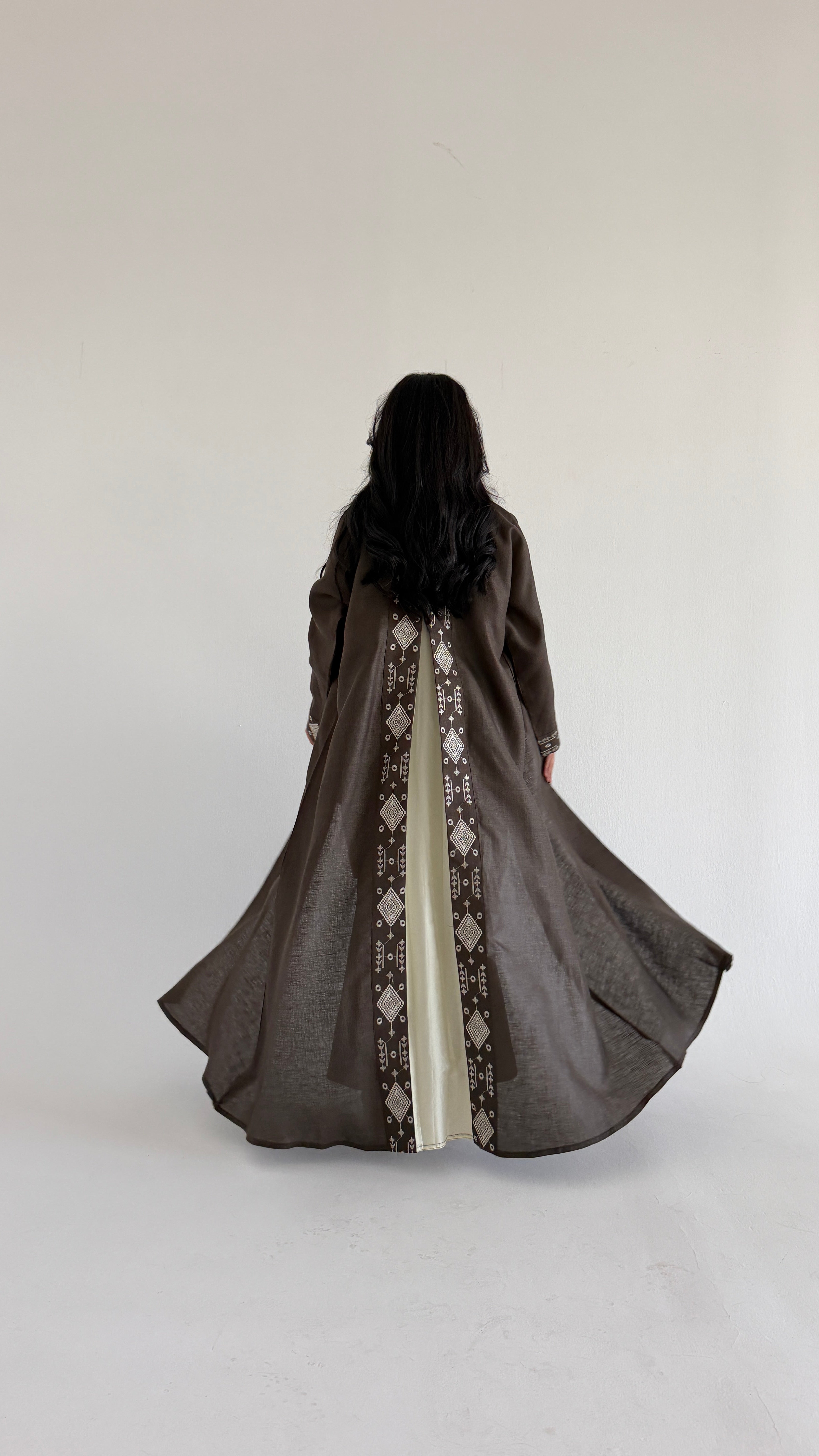 MWT1112 - عبايه لنن تطريز مع تدخيلة شانتون - Aya