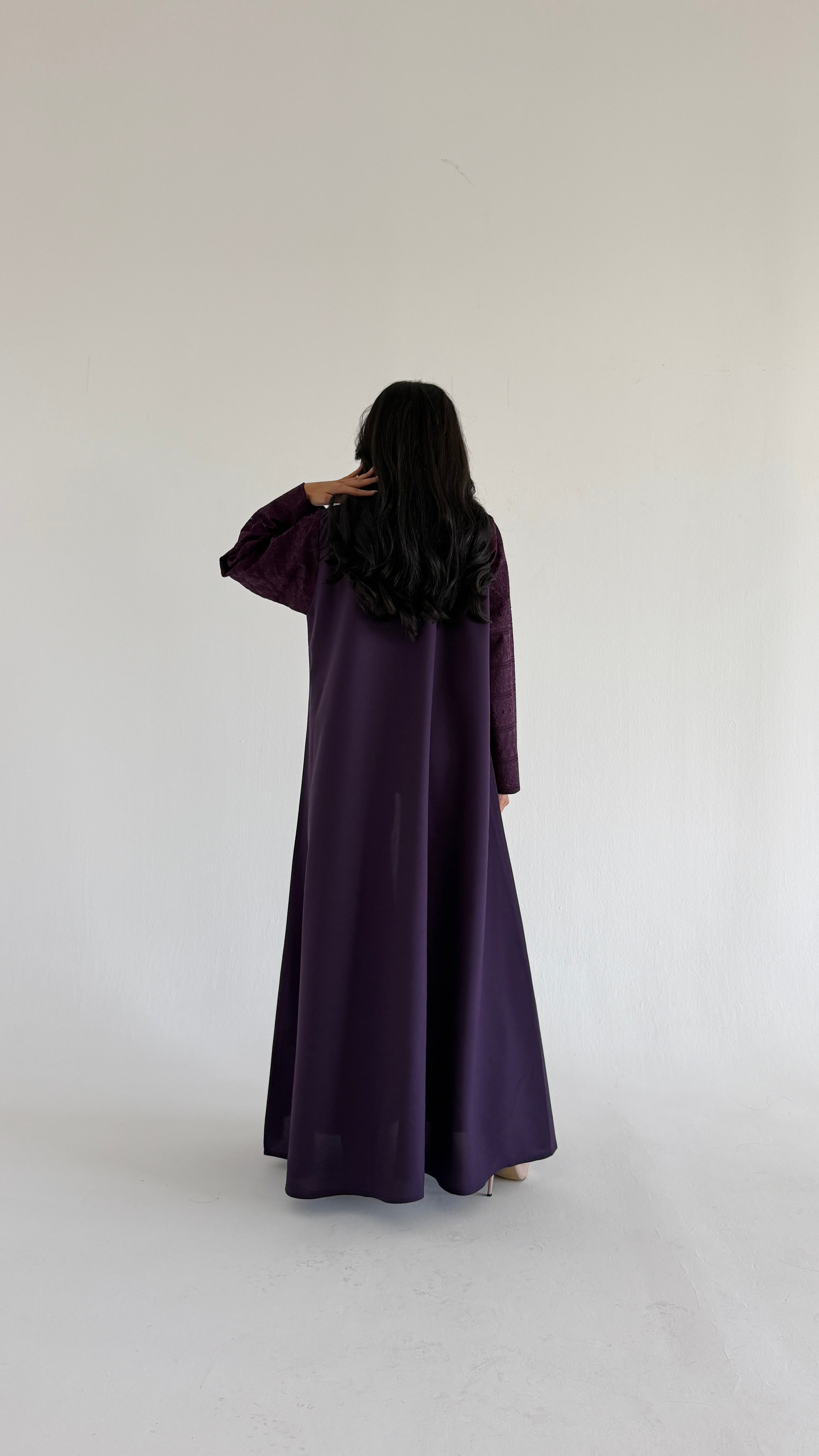 MWT1113 - عباية لنن مع تدخيلة ركامة بالاكمام - Aya