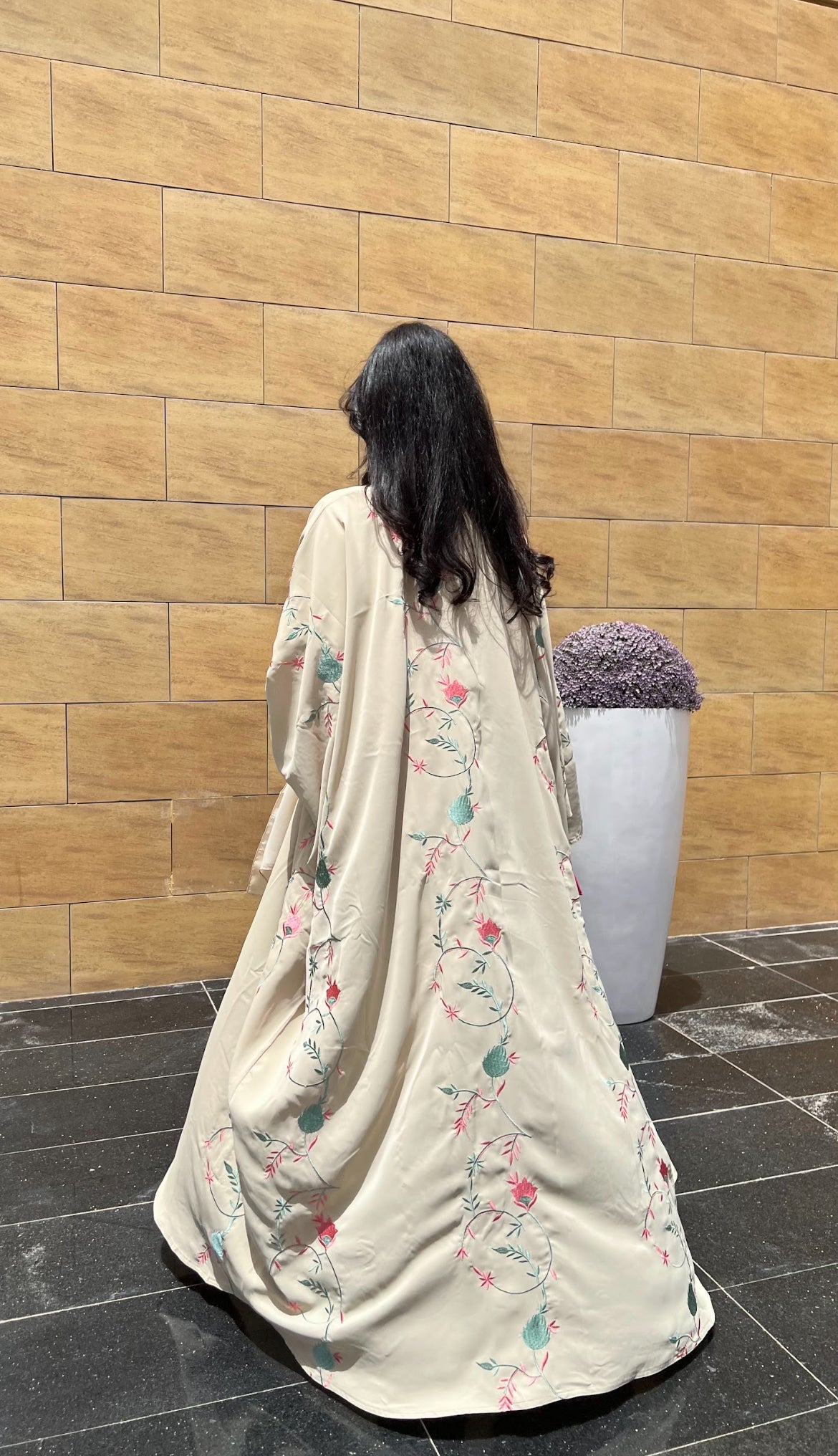 MW1348 - عباية بلون البيج من الكريب الناعم بتطريزات فاخرة - Aya