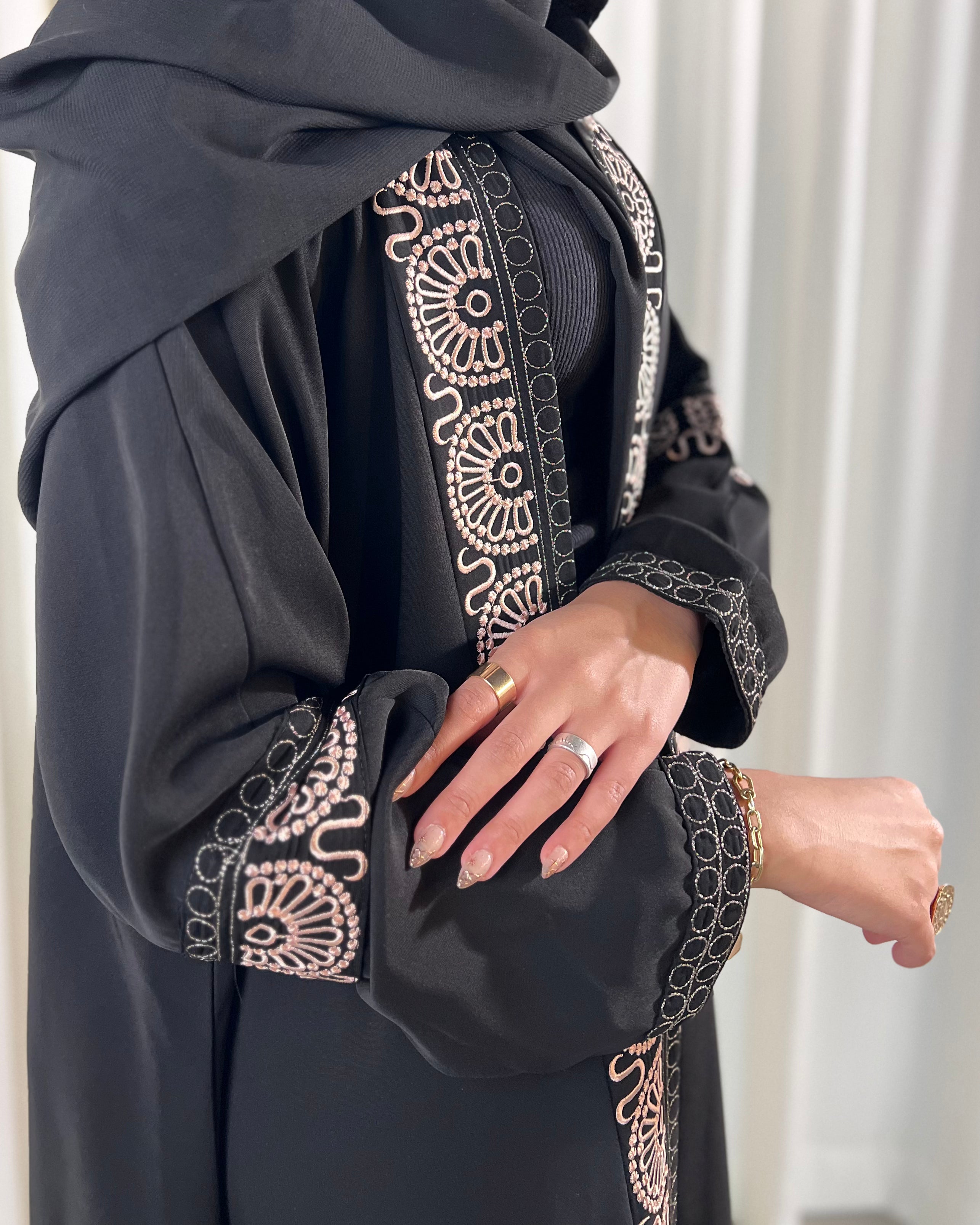 MWT440 - عباية سودا مع تطريز زهري فاتح - Aya