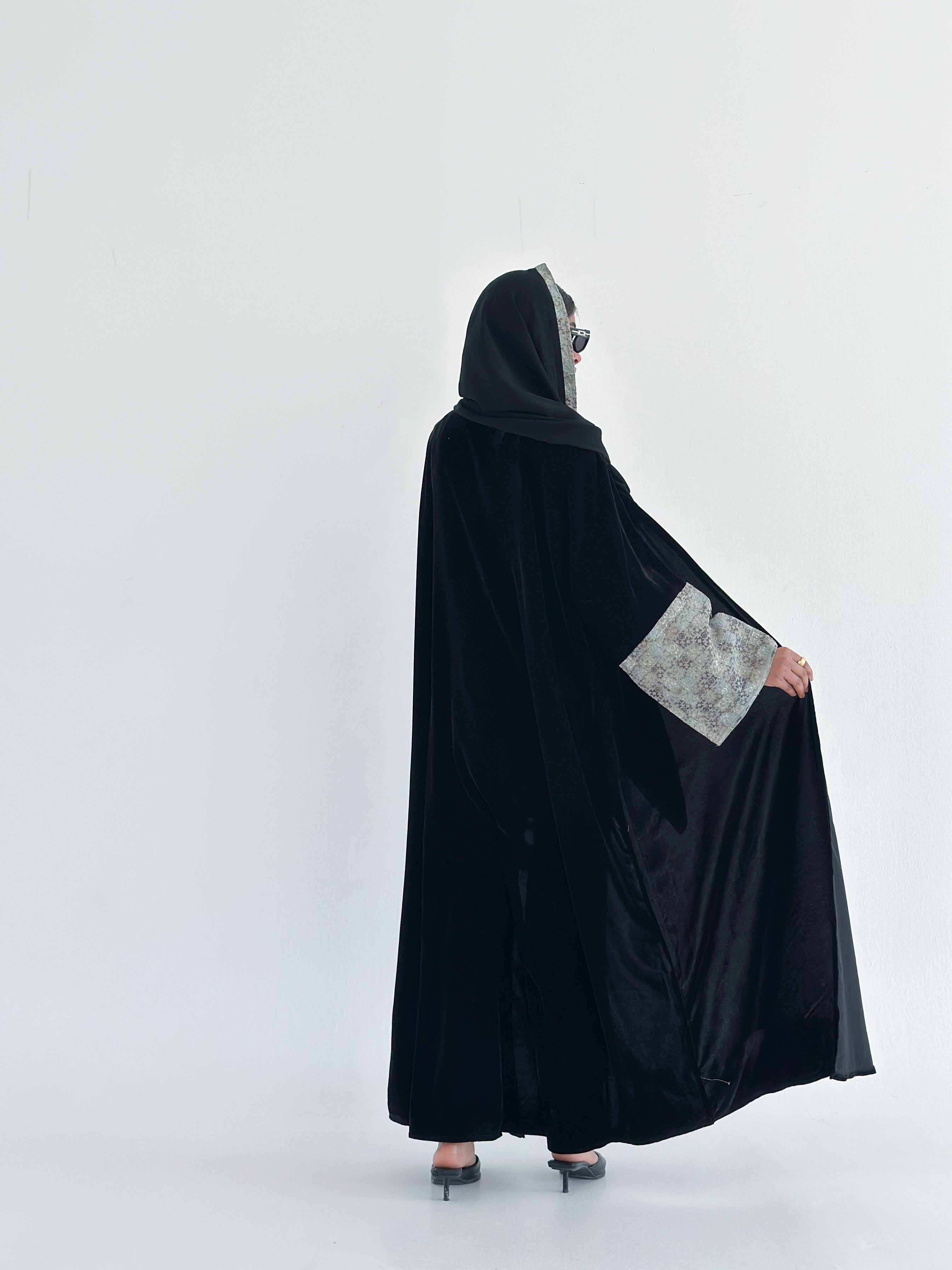 MWT570 - عباية سوداء مخمل بأكمام مطرزة