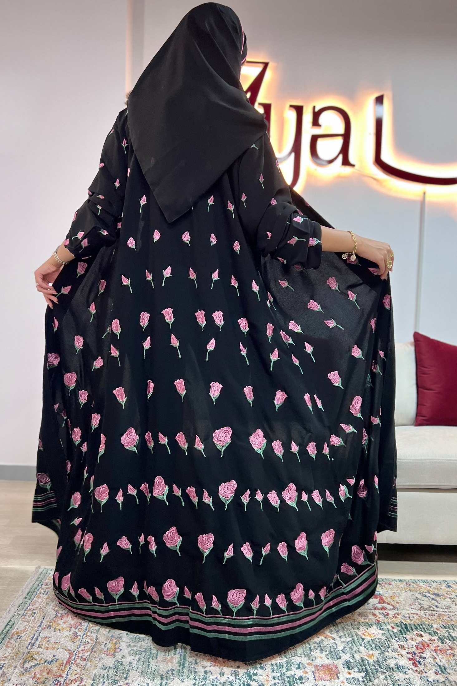 MWT442 - عباية سودا موردة - Aya