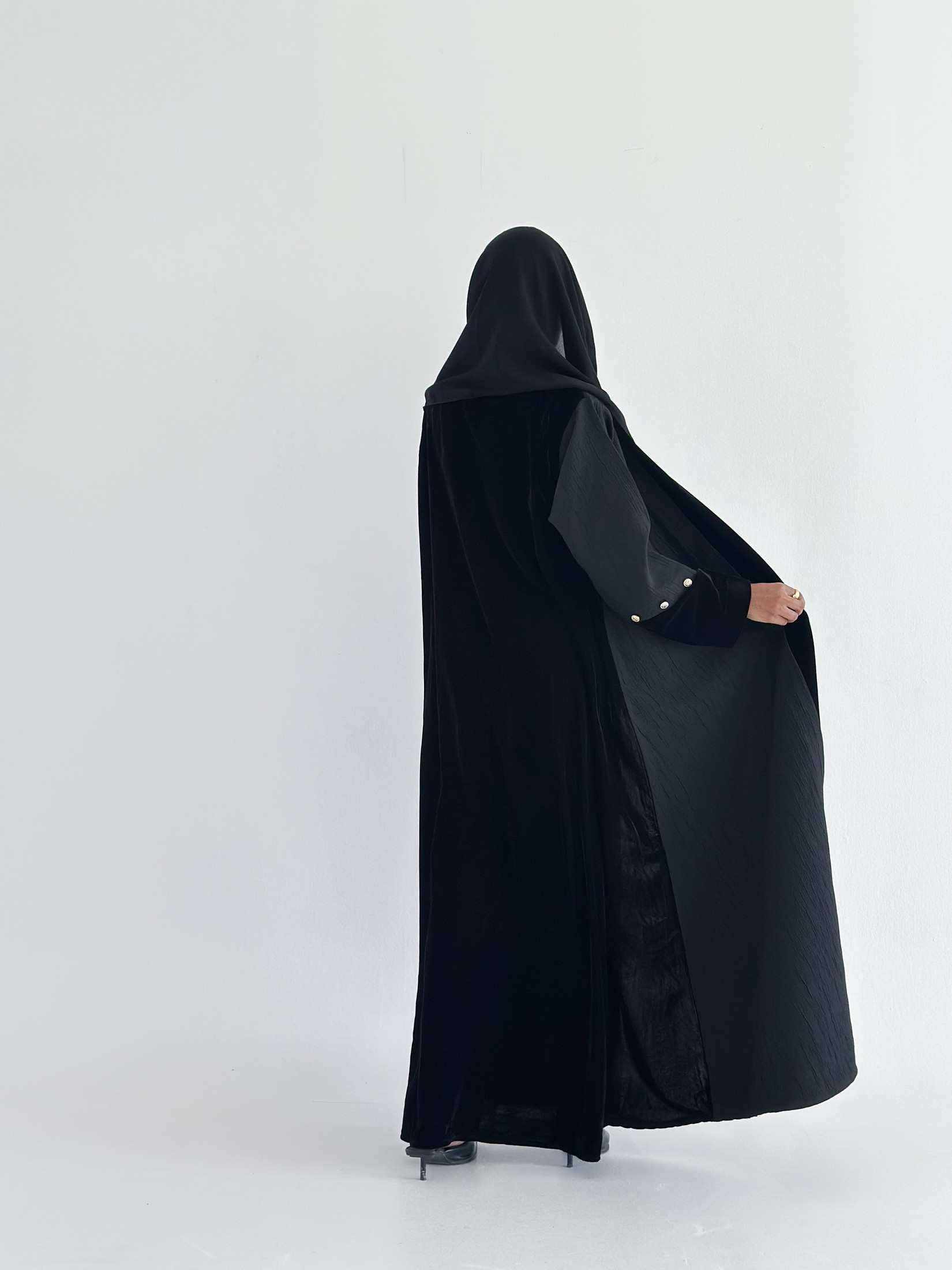 MWT572 - عباية جاكار مع أكمام مخمل بأزارير ذهبية - Aya