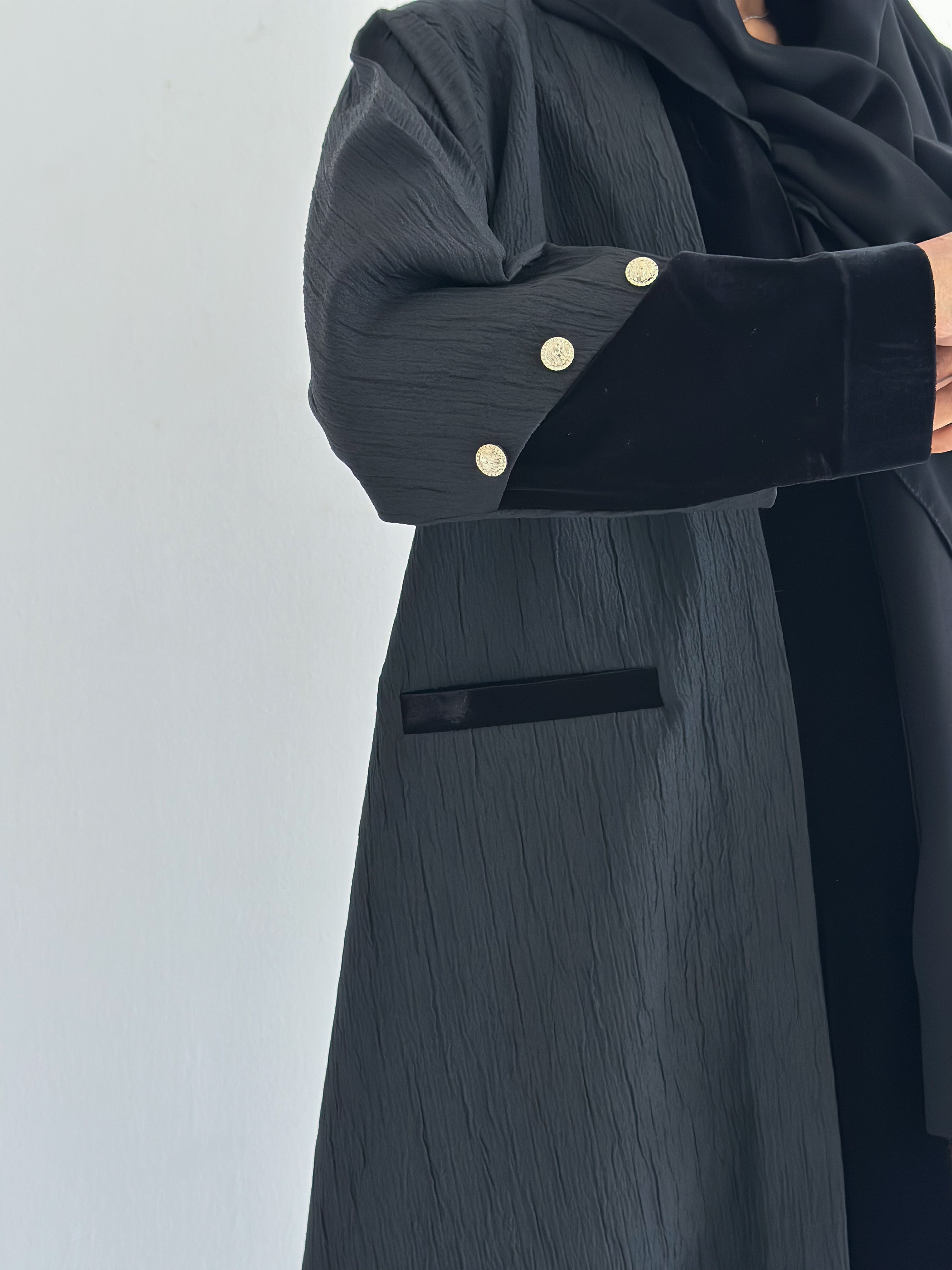 MWT572 - عباية جاكار مع أكمام مخمل بأزارير ذهبية - Aya